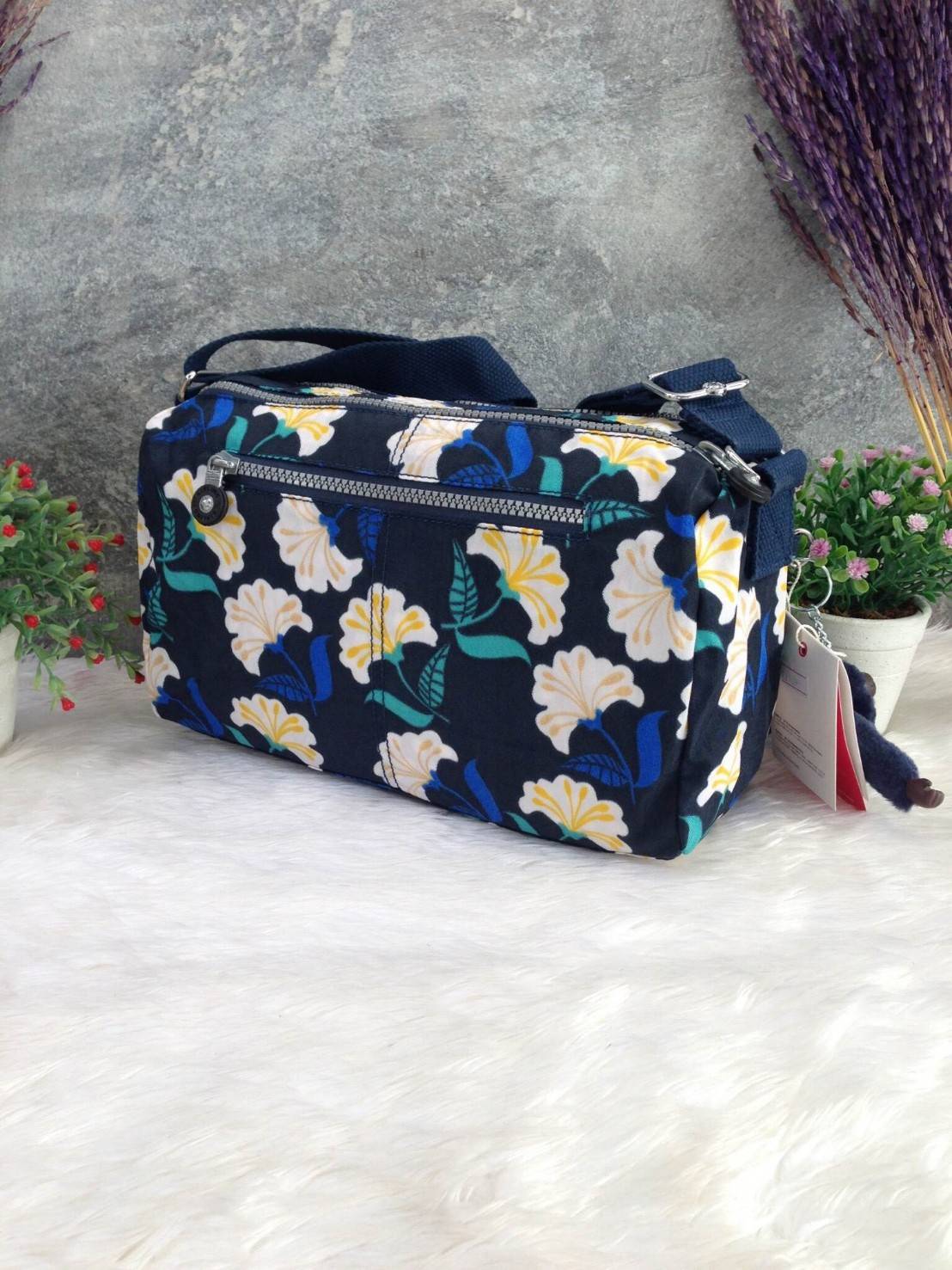 กระเป๋าสะพาย KIPLING รุ่น Reth วัสดุไนล่อนคุณภาพดี มาพร้อมดีไซน์ทันสมัย และสามารถใช้งานได้อย่างดี เข้ากับทุกการแต่งตัว โดดเด่นด้วยพื้นที่ภายในและช่องต่างๆ ที่ให้คุณจัดเก็บของสำคัญได้ครบถ้วน ไม่ว่าจะเป็นมือถือ ปากกา หรือไอเท็มจำเป็นของคุณ สายสามารถปรับและถ