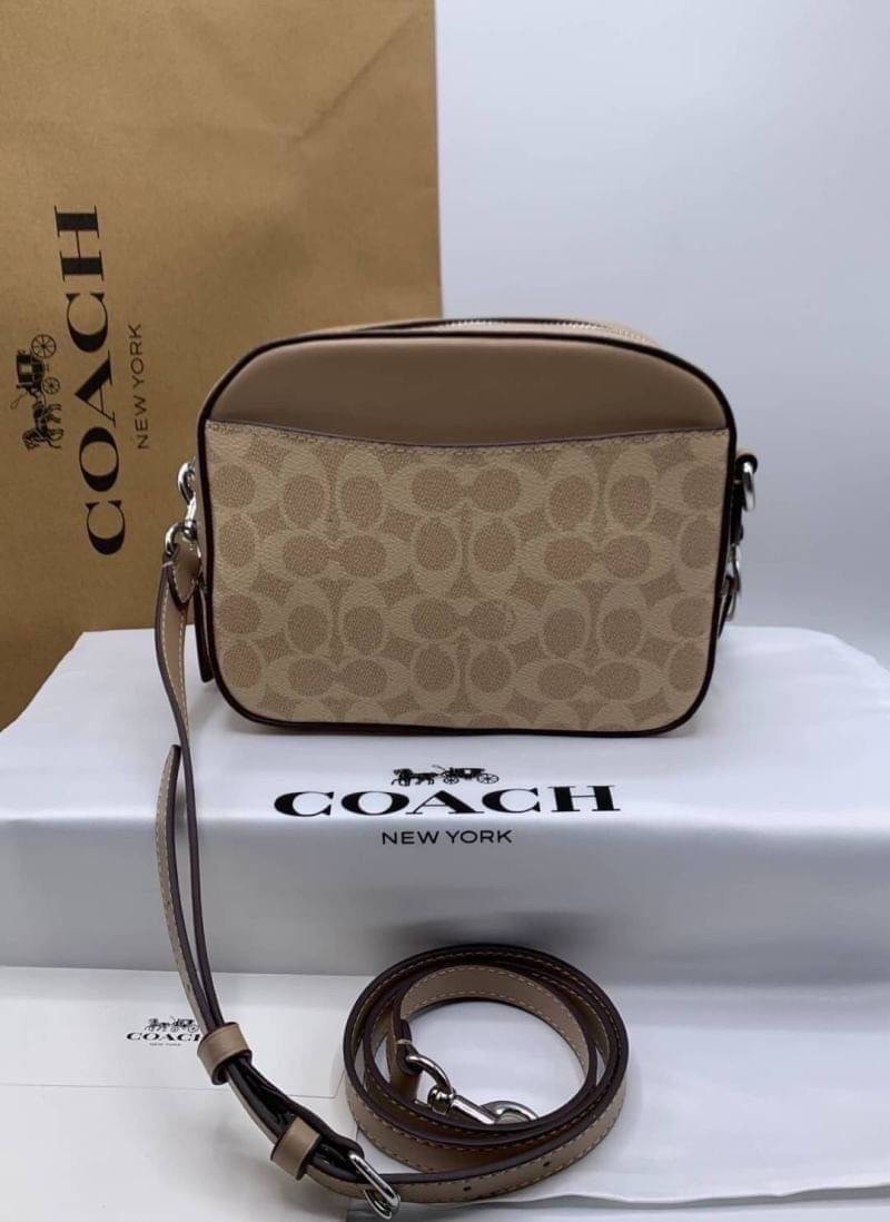 สินค้าขายดี พร้อมสีใหม่ 3สี ในไทยยังไม่มีค่ะ !! COACH SIGNATURE CROSSBODY BOX BAG ((F31208)) กระเป๋าสะพายวัสดุหนังแท้ จาก coach factory outlet หนังนิ่ม ทรงสวย ตัวกระเป๋าลายแบรนด์ ตัดขอบหนังเรียบได้สวยงามค่ะ ด้านหน้า-หลัง มีช่องสำหรับใส่ของ เปิดปิดกระเป๋าแ