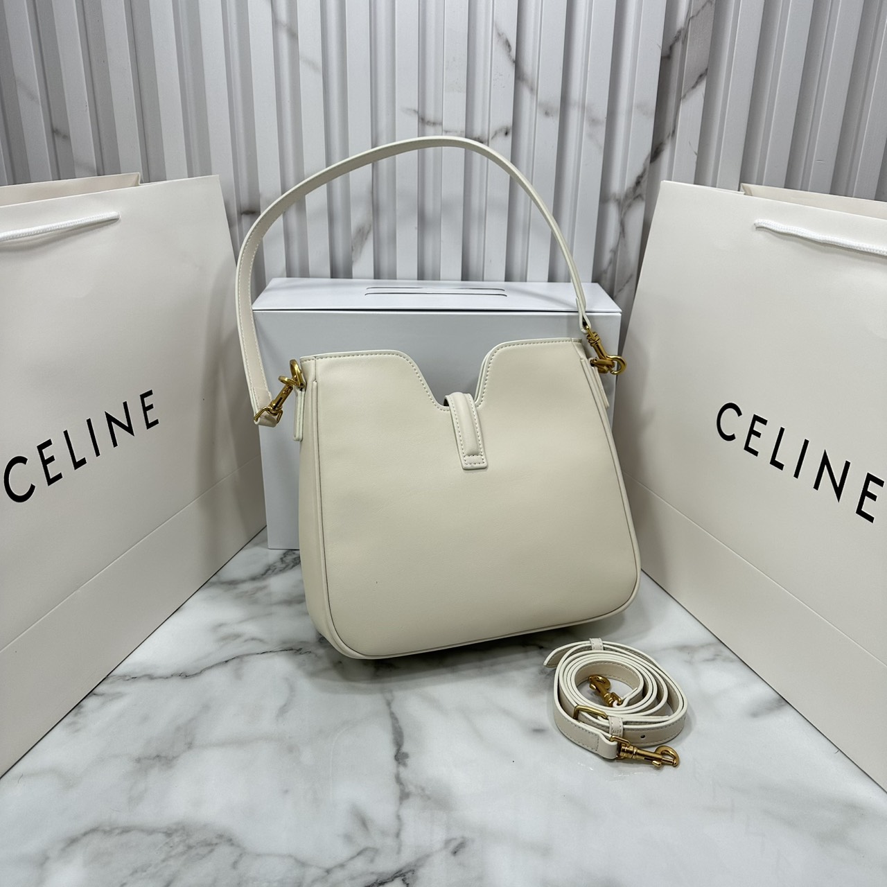ORI หนังแท้ | CELINE SMALL CAMILLE 16 SOFT BAG IN SMOOTH LEATHER กระเป๋าสะพายรุ่นใหม่ล่าสุดของไลน์ 16 soft รูปทรงแบบโฮโบที่มาพร้อมดีไซน์ที่ใช้งานได้จริง หรูหราและโดดเด่น ฝาพับหนังกับตัวปิดแบบ Turnlock สีทองรูปทรงคล้ายอัญมณี