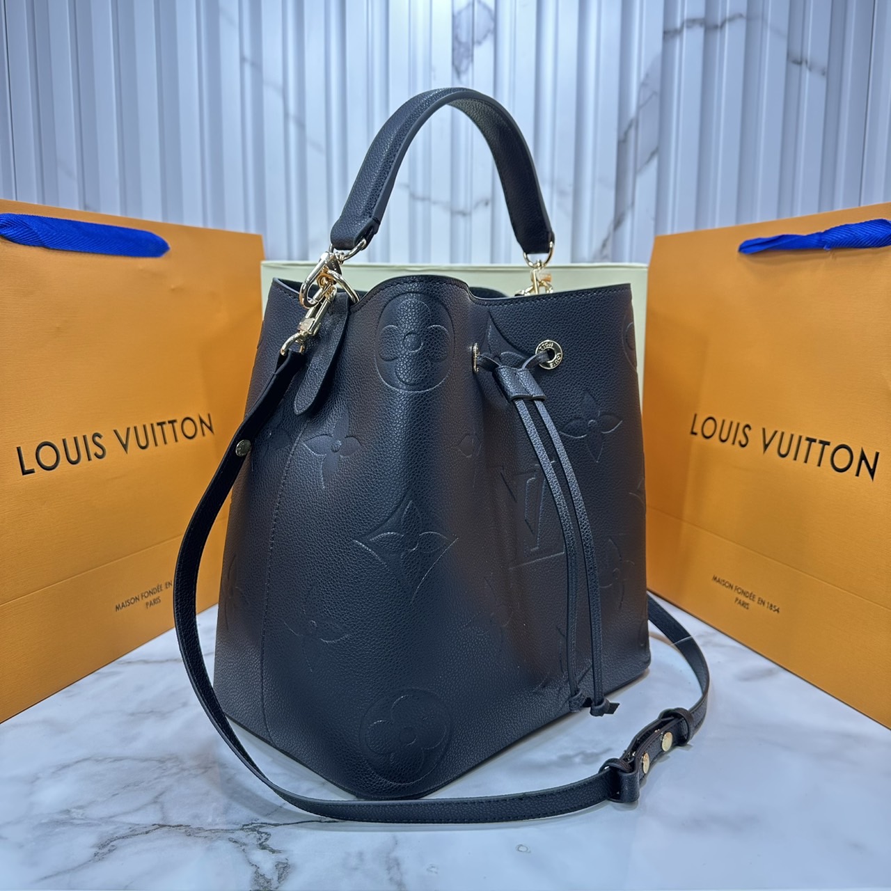 ORI หนังแท้ | LV NeoNoe MM Bucket bag Monogram Flower กระเป๋าสะพายทรงบัคเก็ต เอกลักษณ์ LV และลาย Monogram Flower อันโดดเด่นเพิ่มสไตล์ มีเสน่ห์ชวนหลงใหล