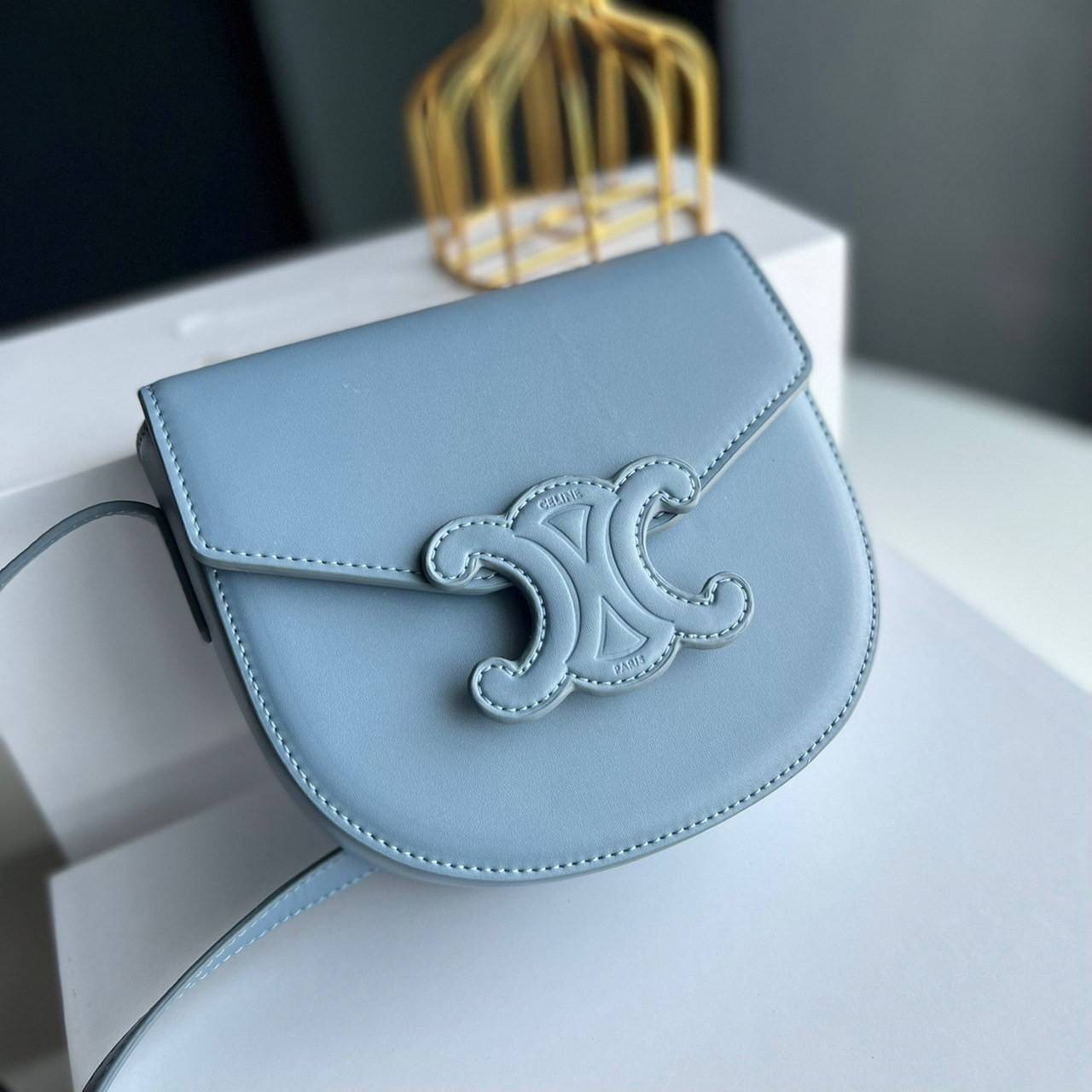 หนังแท้ CELINE BESACE cuir triomphe in Smooth calfskin / CELINE TRIOMPHE CLOSSBODY BAG หนังแท้ทั้งใบสวยหรู แบบใหม่ล่าสุด โลโก้หนังสมูทคลาสิก เหมาะกับสาวๆในวันที่อยากครอสบอดี้ชิลๆ ห้ามพลาดค่ะ!