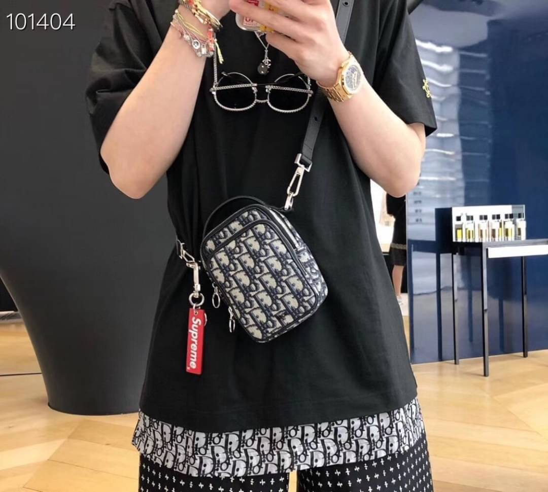 หนังแท้ DIOR OBLIQUE AITPODS MINI BAG พร้อมส่งที่ไทย งานหนังแท้และผ้าแจ็คการ์ดออริจินอล ภาพสินค้าถ่ายจากงานขายจริง ใช้งานต่างประเทศได้