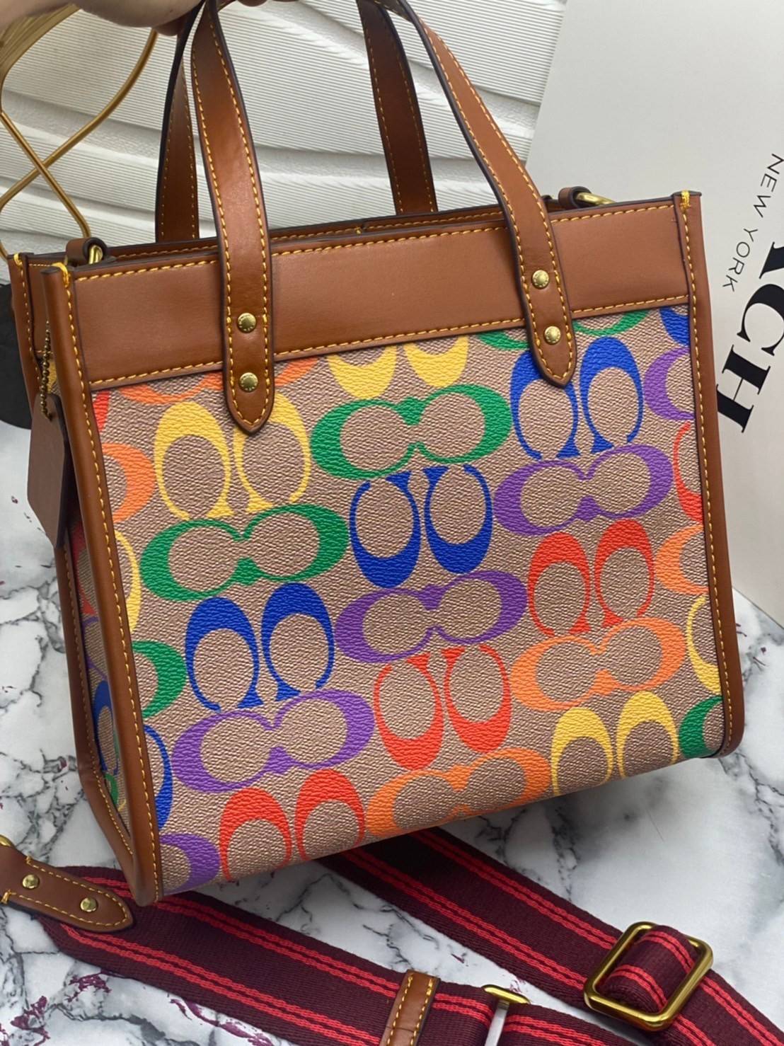 COACH Field Tote 22 In Rainbow Signature Canvas C5142 พร้อมส่งที่ไทย