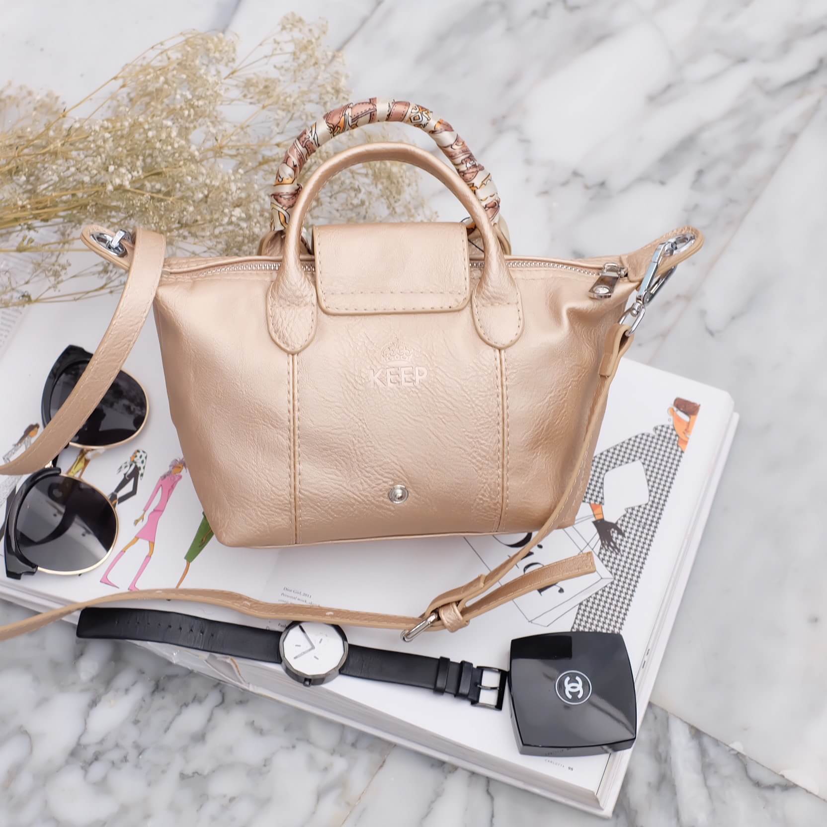 สีมาใหม่ค่า 🐼New arrival! KEEP ทรง longchamp รุ่น Duo Sister - สี luxury gold สวย หรู นำโชครับตรุษจีนเลยค่า ตัวกระเป๋าหนังแกะสังเคราะห์ ลายหนังสวยมากๆคะ นิ่ม สุดๆ รุ่นนี้ จะมี 2 ขนาด คือ mini และ basic ไซด์