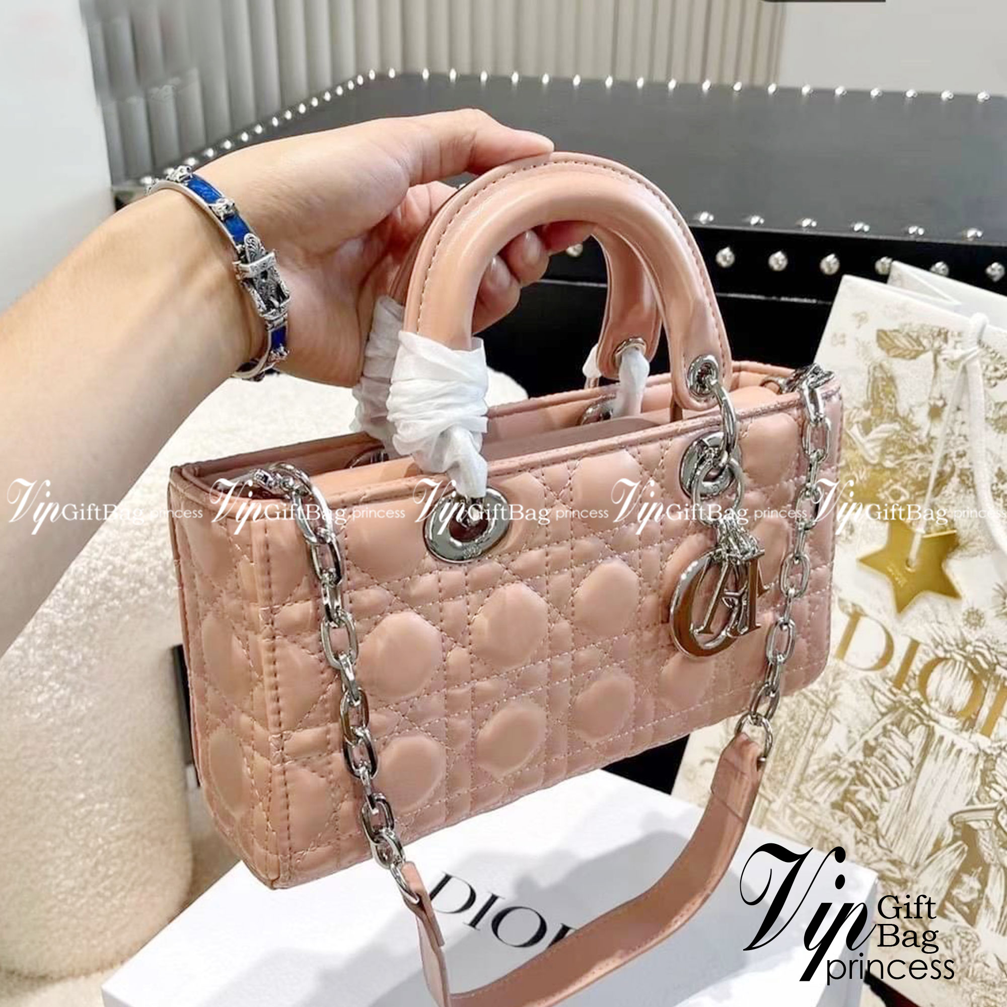 DIOR Lady D-Joy Bag Cannage Lambskin กระเป๋าสุดไอคอนิก รุ่นอมตะที่ตราตรึงในความทรงจำผู้คนทั่วโลก ถือแล้วดูหรู ดูแพง เป็นรุ่นที่ควรมี มีสายสะพายโซ่แบบถอดได้ ภาพสินค้าถ่ายจากงานขายจริง ใช้งานต่างประเทศได้