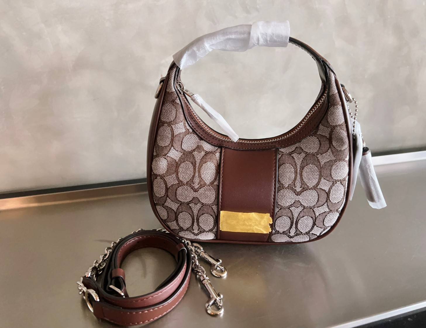 COACH CARMEN MINI CROSSBODY IN SIGNATURE JACQUARD กระเป๋ารูปทรงพระจันทร์โค้งมน น่ารักน่าใช้มากๆ!! เกรดท็อปออริ เกรดดีสุด สลับแท้ 1:1 ใช้ต่างประเทศได้