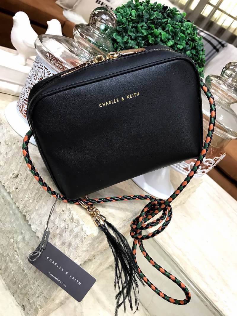 พร้อมส่งอีกครั้งตามคำเรียกร้อง! CHARLES & KEITH DUO-ZIP SLING BAG กระเป๋าสะพายรุ่นชนช็อปหนังสวยอยู่ทรง ด้านหน้าปั๊มโลโก้แบรนด์ประดับพู่ฟรุ้งฟริ้งดูมีดีเทลโดดเด่นที่สายสะพายยาวลวดลายสุดชิค เปิดปิดด้วยซิปหัวซิปปั้มโลโก้ ภายในมีช่องใส่ iphone7+และของจุกจิกได