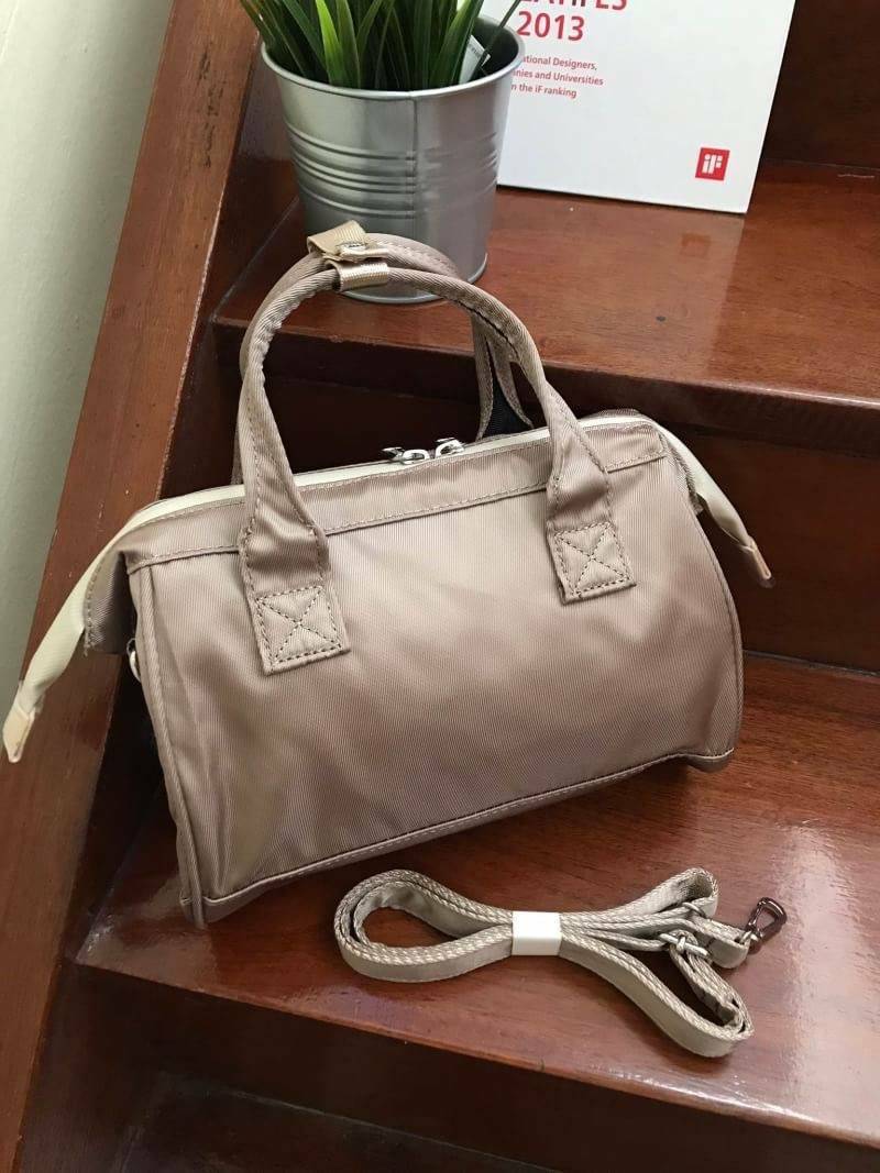 Anello Repellency Edition2 Mini Shoulder Bag (FSO-B025) กระเป๋าสะพายข้างวัสดุNylon & Polyesterหนา กันน้ำได้ น้ำหนักเบา มาพร้อมสายสะพายถอดและปรับความยาวได้ เปิดปิดด้วยซิปคู่ ภายในกว้างใส่กระเป๋าสตางค์ยาว มินิไอแพคได้ รุ่นใหม่ลิมิเตทที่น่าสะสมเลยคร้า!