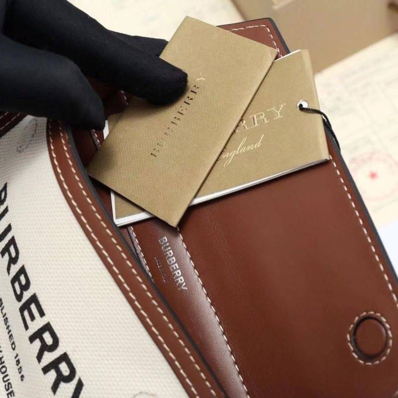 พรีเมี่ยมกิ๊ฟแท้ 100% 】Burberry Mini Horseferry Print Title Bag with Pocket Detail VIP GIFT WITH PURCHASE (GWP)