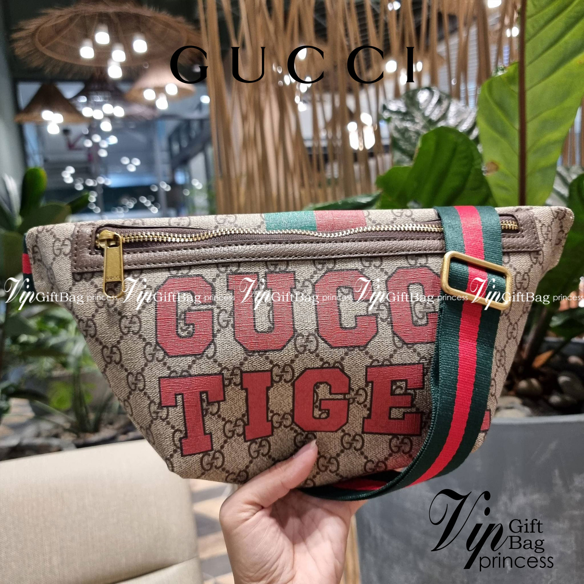 GUCCI BELT BAG ไอเท็มที่หนุ่มๆเรียกร้อง GC waist bag กระเป๋าคาดอก/คาดเอว คอลเลคชั่นฉลองปีเสือ โดดเด่นด้วยลายพรินท์จัมโบ้ ไม่เหมือนใคร วัสดุหนังแคนวาส เปิด-ปิดด้วยซิป ภายในแบ่งสัดส่วน มีช่องซิป และช่องย่อยให้อีก สายสะพายปรับได้ สายสปอร์ต สายแคมป์ปิ้ง หรือจ
