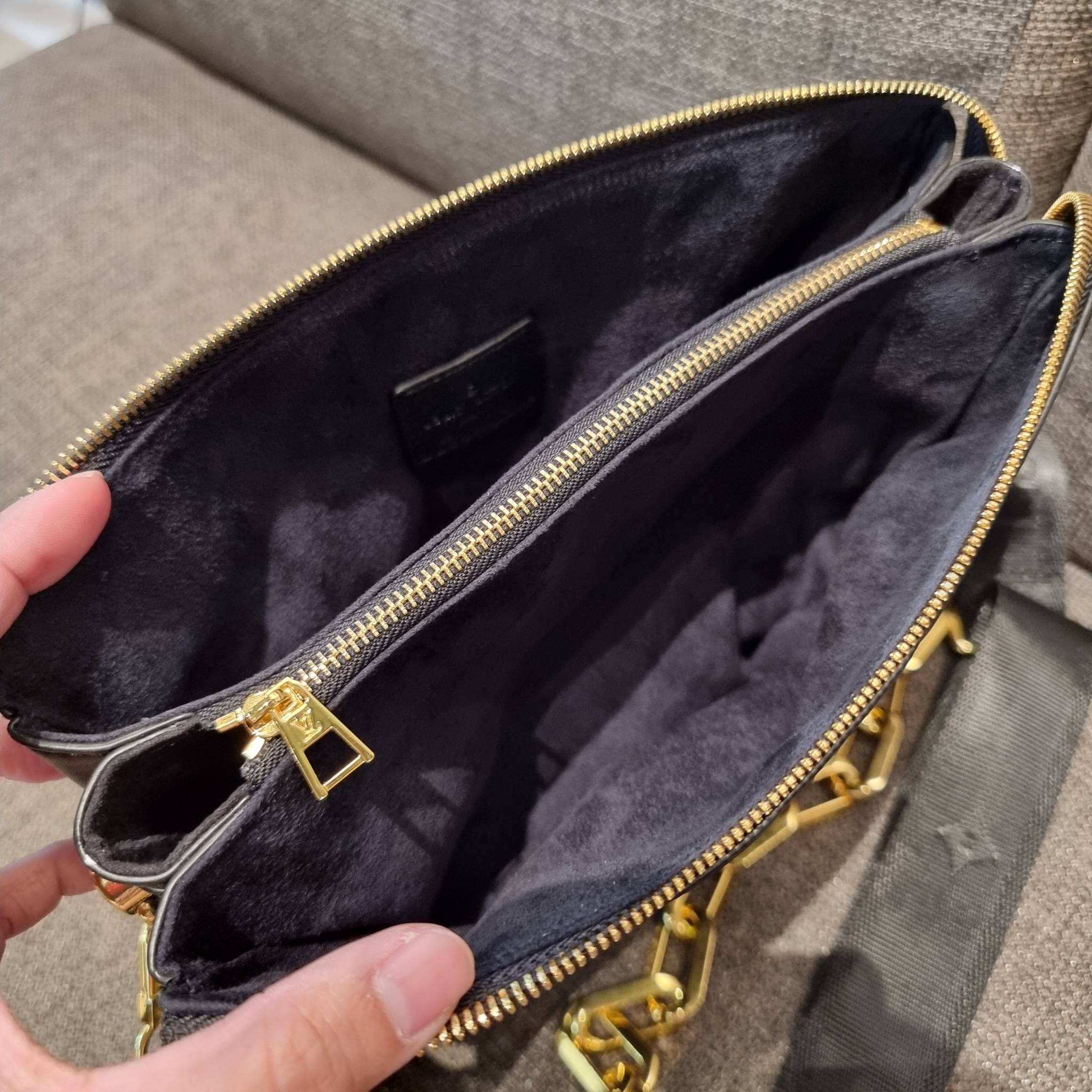 LV HANDLE POUCH MONOGRAM กระเป๋าสะพายกึ่งคลัชท์ สุดล้ำ ใหม่ล่าสุดมาแรงมาก ด้วยความสวยปังตั้งแต่แรกเห็น วัสดุหนังแกะปั๊มลายสวยคม มาพร้อมสาย 2 เส้น เลิศๆ มีสายโซ่ที่มีดีเทลละเอียดไม่ซ้ำ และสายสปอร์ตครอสบอดี้ ที่จะคล้องไว้ทั้งสองเส้นก็ดีงาม หรือสลับใช้ตามลุค