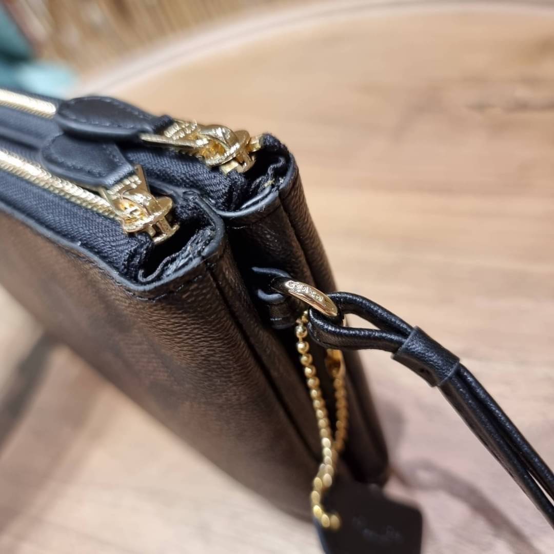 COACH F54057 DOUBLE ZIP WALLET IN SIGNATURE กระเป๋าคล้องมือ size L ใบนี้ใส่มือถือได้ทุกรุ่น ขนาดกำลังดี พกพาสะดวกมากๆ วัสดุหนังสังเคราะห์ ภายในเป็นผ้าสีสวยคม ใส่ธนบัตร ใส่บัตรได้เยอะ ใส่มือถือได้สบายๆทุกรุ่น ตอบโจทย์สาวๆที่ไม่ชอบพกเยอะวุ่นวายจ้า ใบนี้เอาอ