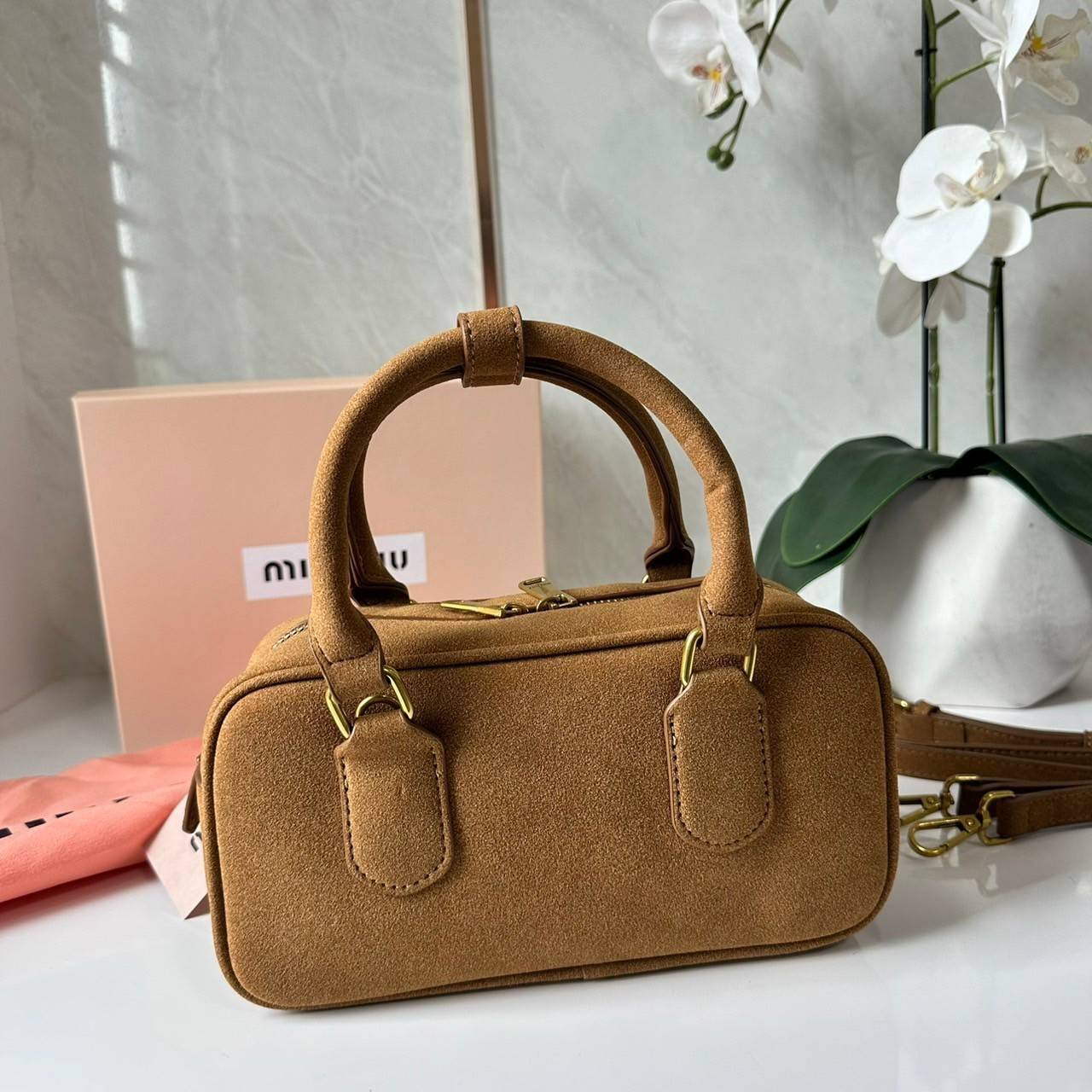 MIU MIU Arcadie padded suede top-handle bag กระเป๋าถือ/สะพาย คอลใหม่ล่าสุด รุ่นฮอทดีไซน์เหลี่ยม งานกำมะหยี่หนังกลับสวยละมุน น่ารักน่าใช้มากค่ะ