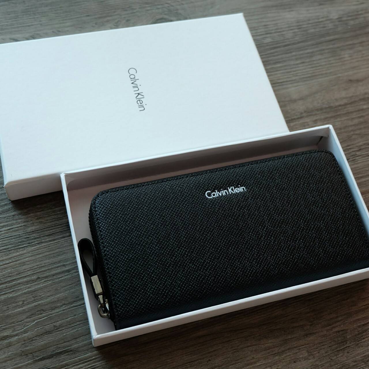 Calvin Klein Long Wallet กระเป๋าสตางค์ใบยาวซิปรอบ ภายในมีช่องใส่ธนบัตร ช่องใส่บัตรหลายช่อง และช่องซิปสำหรับใส่เหรียญ จะมอบเป็นของขวัญ หรือใช้เองก็แนะนำเลยค่ะ