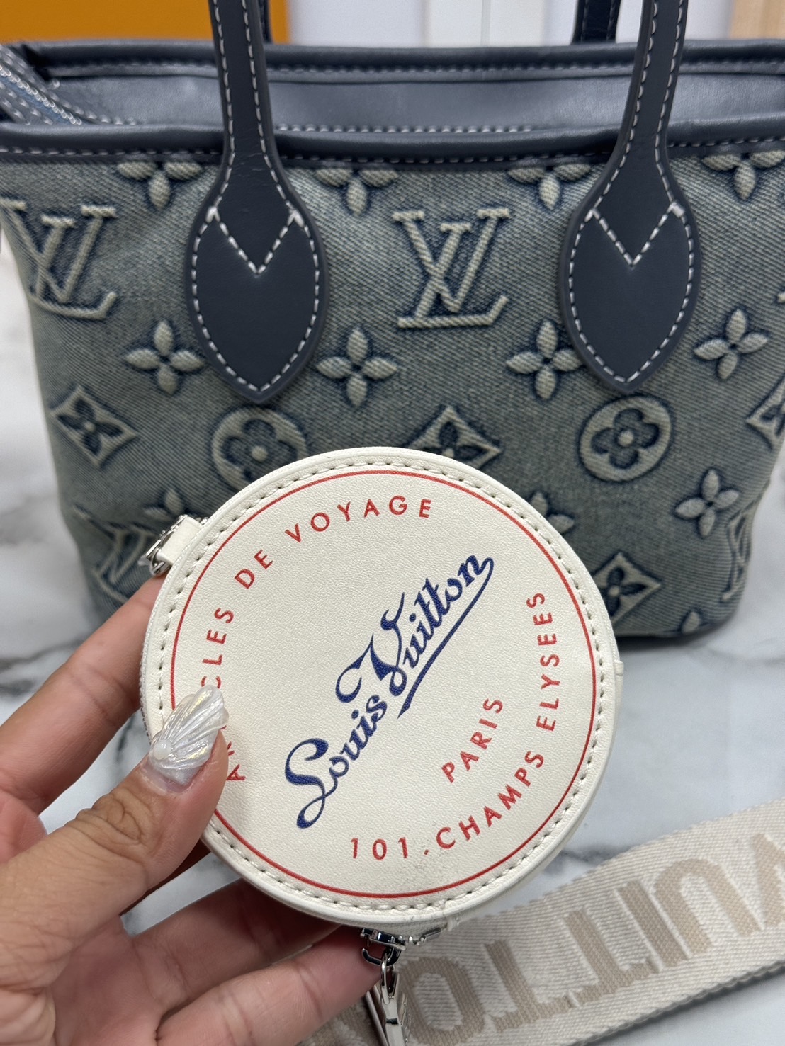 LV Neverfull BB Monogram Denim - Handbags กระเป๋าทรงโท้ทมินิเดนิมสไตล์วินเทจ ปั้มนูนโลโก้ลายโมโนแกรม เดนิมสีซีดสวยคลาสสิกสุดไอคอนิก ที่ใครเห็นต้องเป็นคลั่งรัก