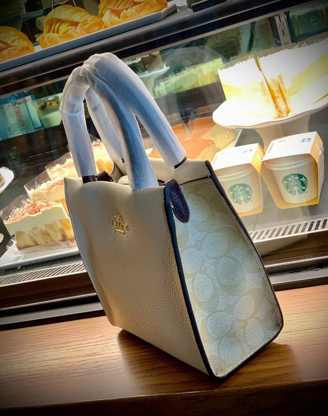 OUTLET COACH MINI CALLY CROSSBODY IN SIGNATURE ((5693//2134//2183)) พร้อมส่งที่ไทยทันที! กระเป๋าสะพายครอสบอดี้ร์ หนังแท้นิ่มอย่างดีค่ะ