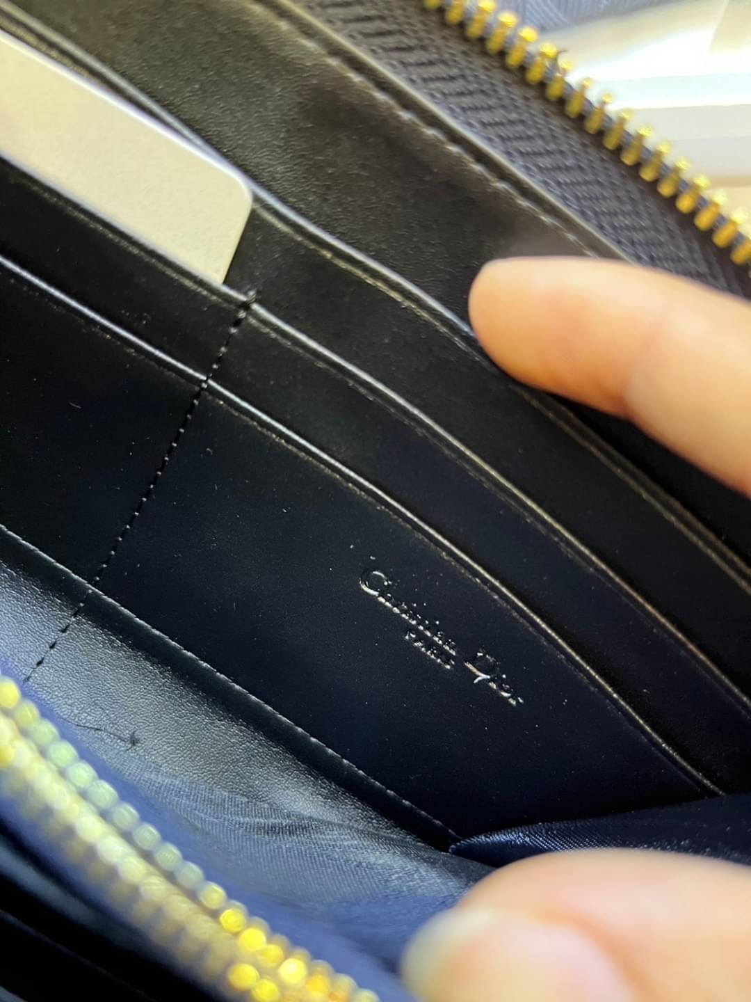 DIOR long wallet zipped กระเป๋าสตางค์ใบยาวซิปรอบ ไอเท็มสุดฮิต ติดทุกกระแส แรงไม่เคยตก รุ่น unisex สีไหนใครๆก็ใช้ได้หมด ❤️ ใบยาวขนาดกำลังเหมาะมือ