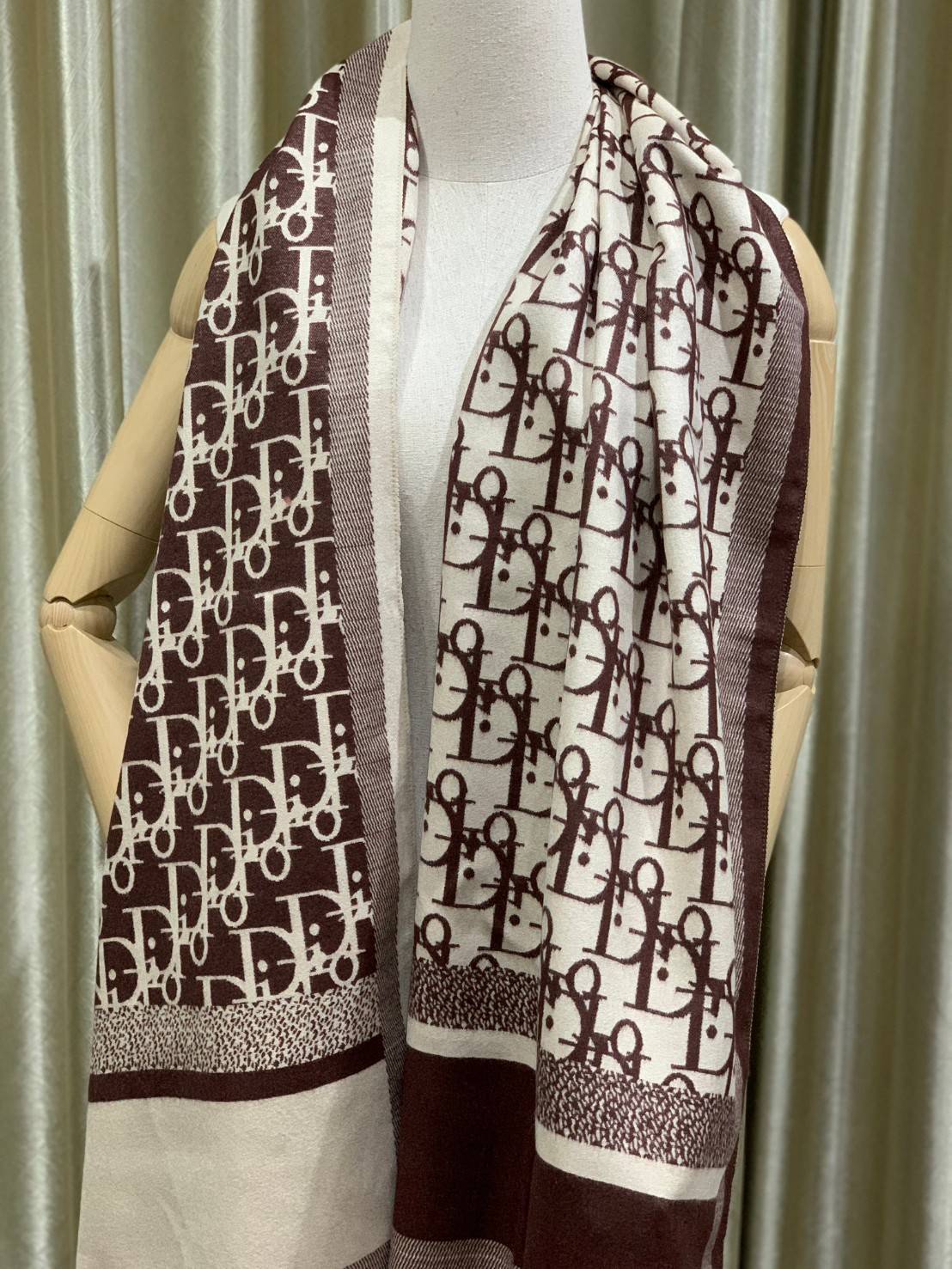 CHRISTIEN DIOR PARIS VINTAGE SILK SCARF สุดเอ็คเซ็คคลูทีฟกับแบรนด์ดังจากปารีส ด้วยงานพรีเมี่ยมกิ้ฟ ส่งมอบความรู้สึกดีๆให้กับคนที่คุณรัก ในรูปแบบผ้าพันคอและผ้าคุมไหล่ผืนใหญ่ให้ความอบอุ่น ถักทอด้วยผ้าcashmereลายวินเทจ มาพร้อมกล่องแบรนด์และถุงกระดาษกลายเป็นข