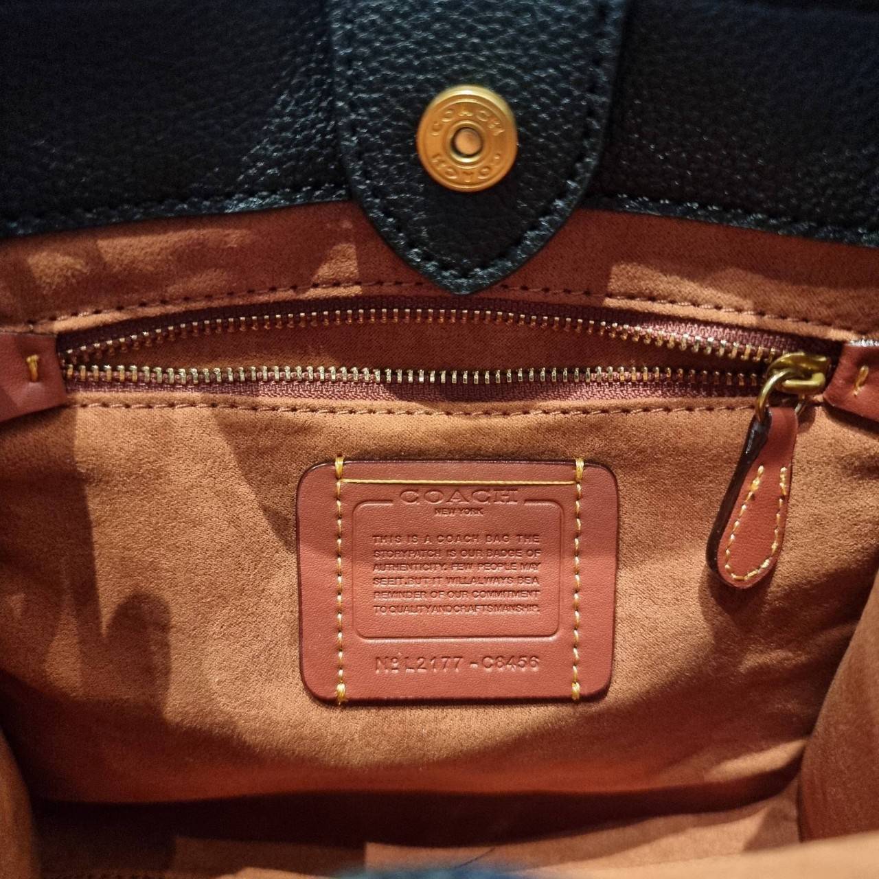 COACH C8456 FIELD TOTE 22 WITH HORSE AND CARRIAGE PRINT AND CARRIAGE BADGE คอลเลคชั่นสุดคลาสสิค ต้อนรับซัมเมอร์ ทั้งสดใสและร้อนแรง สวยหรูดูแพงในไอเท็มเดียว กระเป๋าทรงโท้ท ไซส์กำลังสวย น่ารักน่าใช้ ฟังก์ชั่นการใช้งานสะดวกที่สุด มีทั้งสายคล้องแขนในตัว และสา