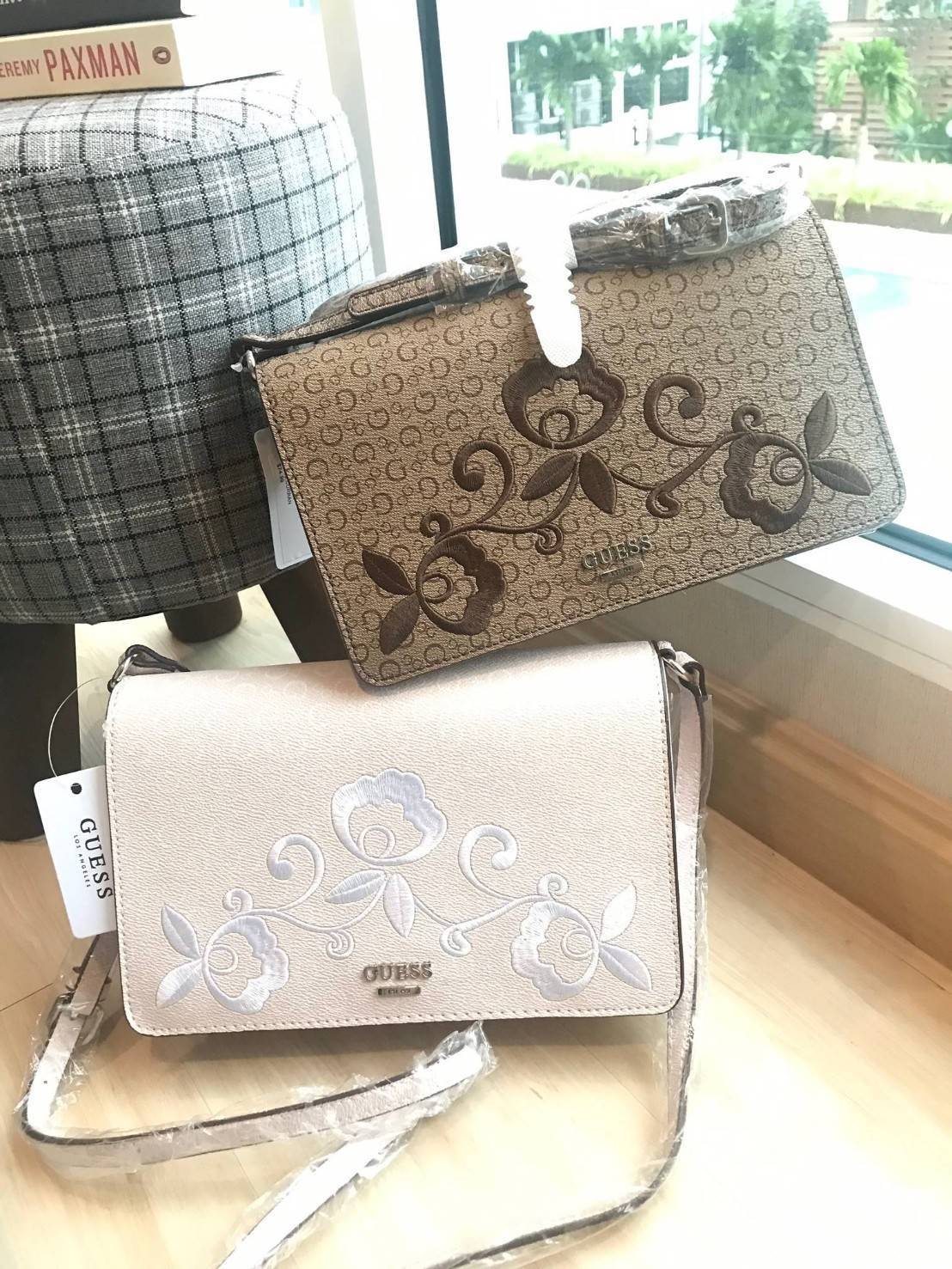 Guess Embroidered Crossbody Bag with Flap กระเป๋าสะพายทรงครอสบอดี้ ขนาดกำลังดี สกรีนอักษรย่อตัวGรอบใบลงบนหนัง ด้านหน้าปักลายดอกไม้ เปิดปิดกระเป๋าแบบฝาปิดแม่เหล้ก ใข้งานง่าน ด้านในกว้าง สามารถใส่ ipad mini กระเป๋าสตางค์ยาวได้ สายสะพายเลื่อนปรับระดับได้ สวย