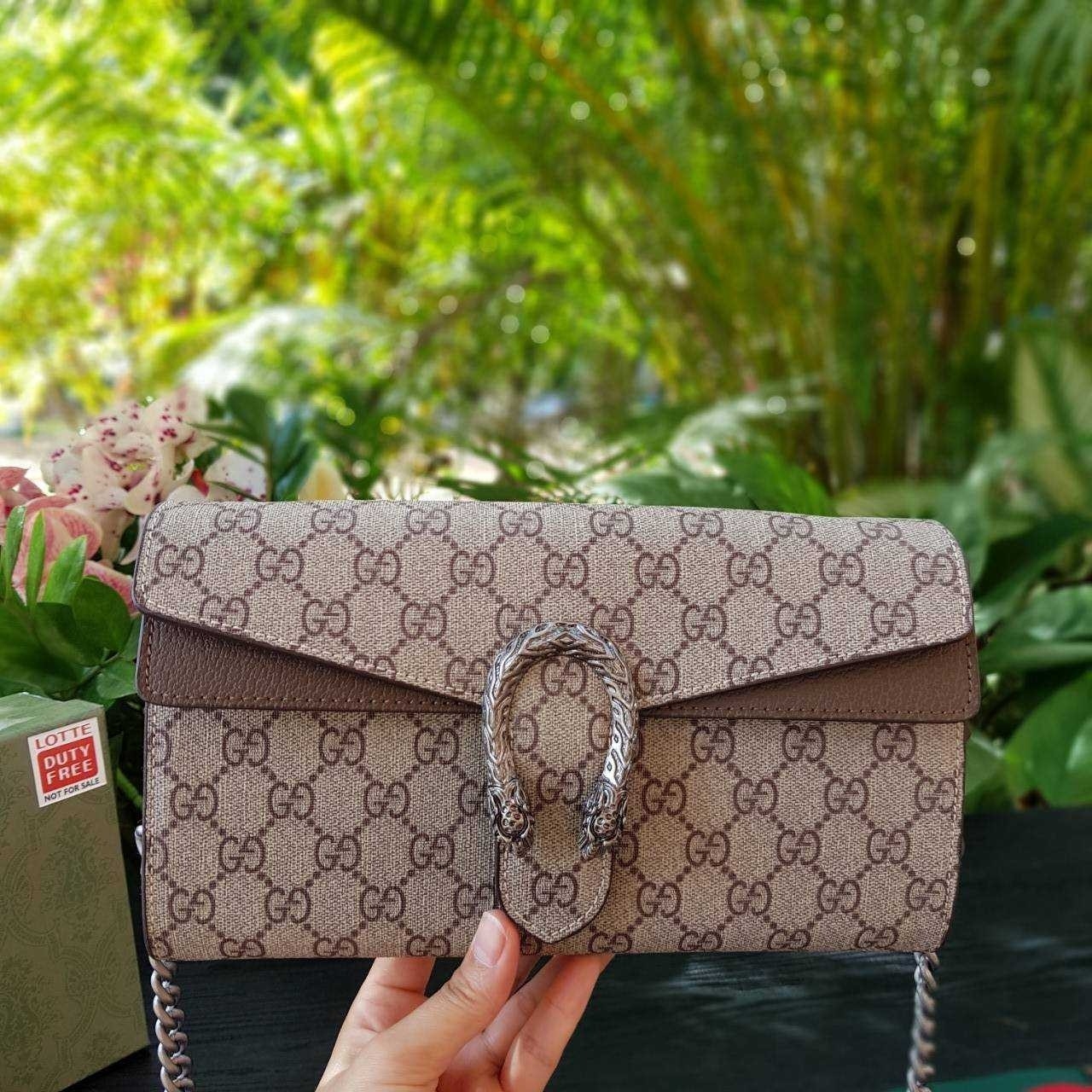 GUCCI Dionysus GG small shoulder bag กระเป๋าถือ กระเป๋าสะพายทรงสวย หรูหรา และดูแพง มาพร้อมสองสายสายพายให้เลือกปรับใช้งาน ถอดออกได้ทั้งสองสาย ถือเป็นครัชเก๋ๆได้ ดูดีมากๆ