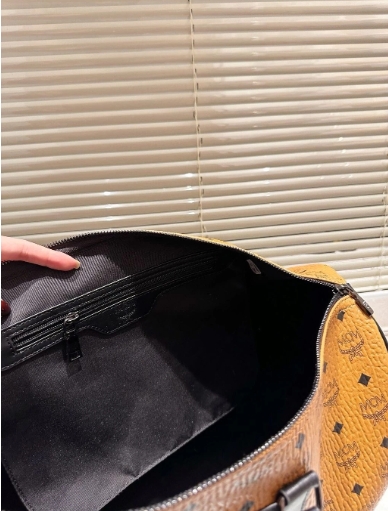 ORI | M.C.M NOMAD WEEKENDER / M.C.M Travel Bag กระเป๋าเดินทางใบใหญ่ ดีไซน์คลาสสิคสายสปอร์ต สายลุย ต้องมารวมกันตรงนี้เลยจ้า ดีไซน์โฉบเฉี่ยว ดูเท่