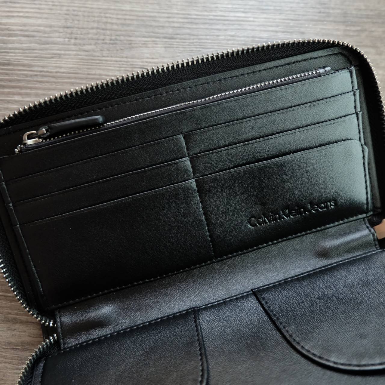 Calvin Klein Long Wallet กระเป๋าสตางค์ใบยาวซิปรอบ ภายในมีช่องใส่ธนบัตร, บัตร และช่องซิป สำหรับใส่เหรียญ จะมอบเป็นของขวัญ หรือใช้เองก็แนะนำเลยค่ะ