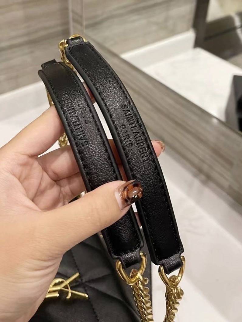 VIP 】SAINT LAURENT JAMIE BAG VIP GIFT WITH PURCHASE (GWP) พรีเมี่ยมกิ้ฟ Limited Edition จาก YSL DUTY FREE COUNTER วัสดุหนังแกะสังเคราะห์ อะไหล่สีทอง ดีไซน์ลายตารางหมากฮอต ประดับโลโก้แบรนด์ที่ด้านหน้า รูปทรงสวย มีหูจับถนัดมือสายสะพายโซ่เลื่อนปรับระดับได้..