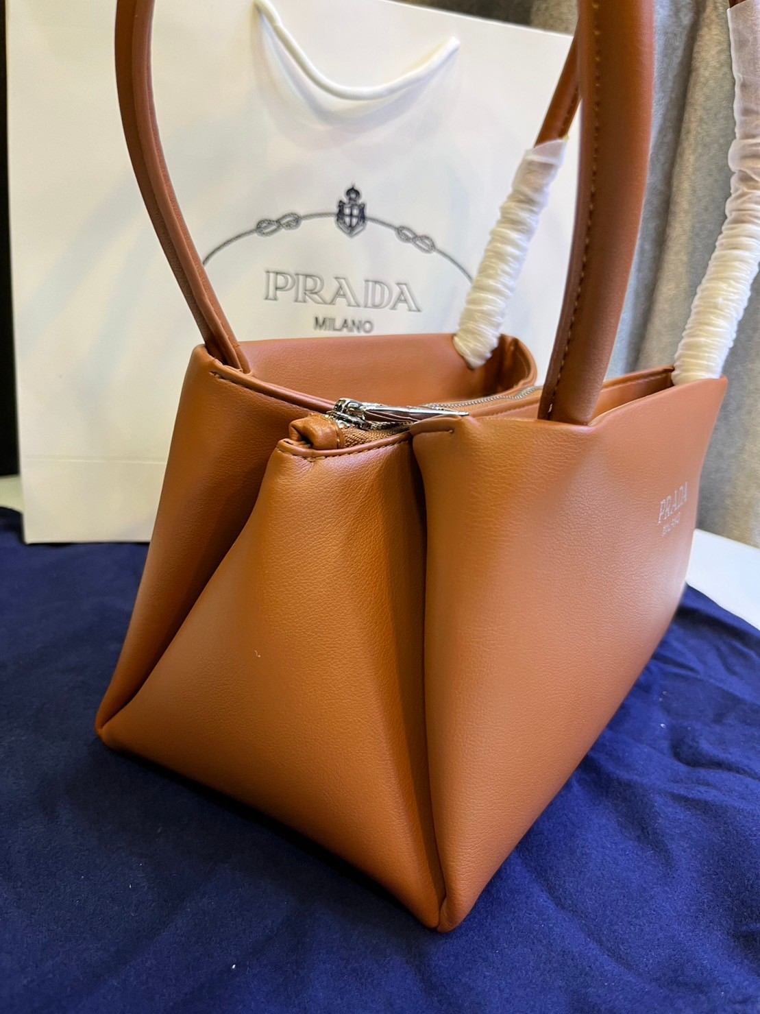 Prada Leather mini-bag / Prada small logo-embossed shoulder bag / PRADA LEATHER HANDBAG พร้อมส่งที่ไทย กระเป๋าถือหูจับในตัวรูปทรงคลาสสิค หนังเรียบสวยหรู ผิวสัมผัสดีงาม