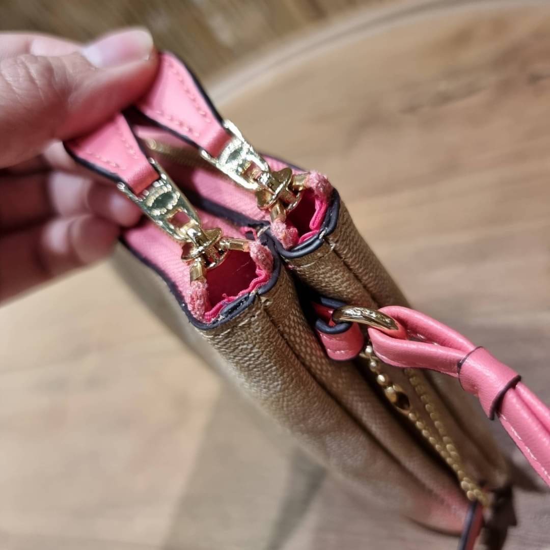 COACH F54057 DOUBLE ZIP WALLET IN SIGNATURE กระเป๋าคล้องมือ size L ใบนี้ใส่มือถือได้ทุกรุ่น ขนาดกำลังดี พกพาสะดวกมากๆ วัสดุหนังสังเคราะห์ ภายในเป็นผ้าสีสวยคม ใส่ธนบัตร ใส่บัตรได้เยอะ ใส่มือถือได้สบายๆทุกรุ่น ตอบโจทย์สาวๆที่ไม่ชอบพกเยอะวุ่นวายจ้า ใบนี้เอาอ