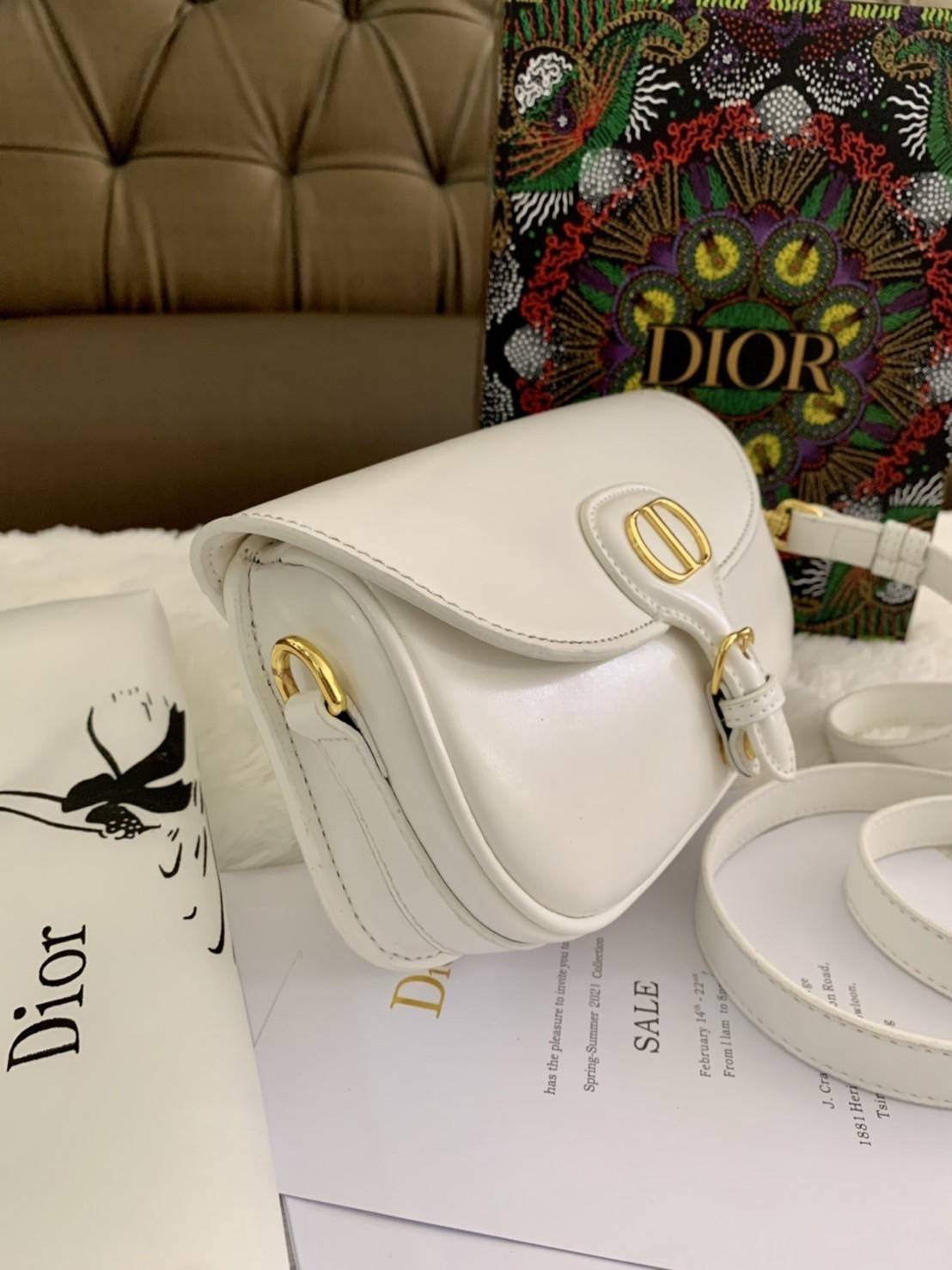 DIOR BOBBY EAST-WEST BAG (GWP) พรีเมี่ยมกิ้ฟ Limited Edition กระเป๋าสะพายขนาดกระทัดรัด น่ารักมากมาย วัสดุหนังแท้ (Calfskin) อะไหล่ทอง ตกแต่งด้านหน้ากระเป๋าแบบหัวเข็มขัด ประดับโลโก้ CD ด้านหลังสกรีนตัวอักษร "30 MONTAIGNE" มีช่องสำหรับเก็บของหนึ่ง
