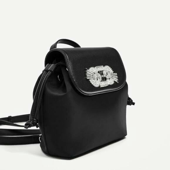 ZARA GAM DETAIL BLACK BACKPACK 2017 กระเป๋าเป้สีดำ ขนาดกำลังน่ารัก ด้านหน้าประดับเพชร และ crystal เพิ่มความ สวยหรู Diamante collection เปิดปิด ด้วยล็อคบิด ภายในมีโลโก้ และช่องใส่ของ พร้อมสายสะพาย โซ่ต่อหนัง ปรับระดับได้ ตัวจริงสวยหรูดูดีเข้าได้กับทุกชุดค่