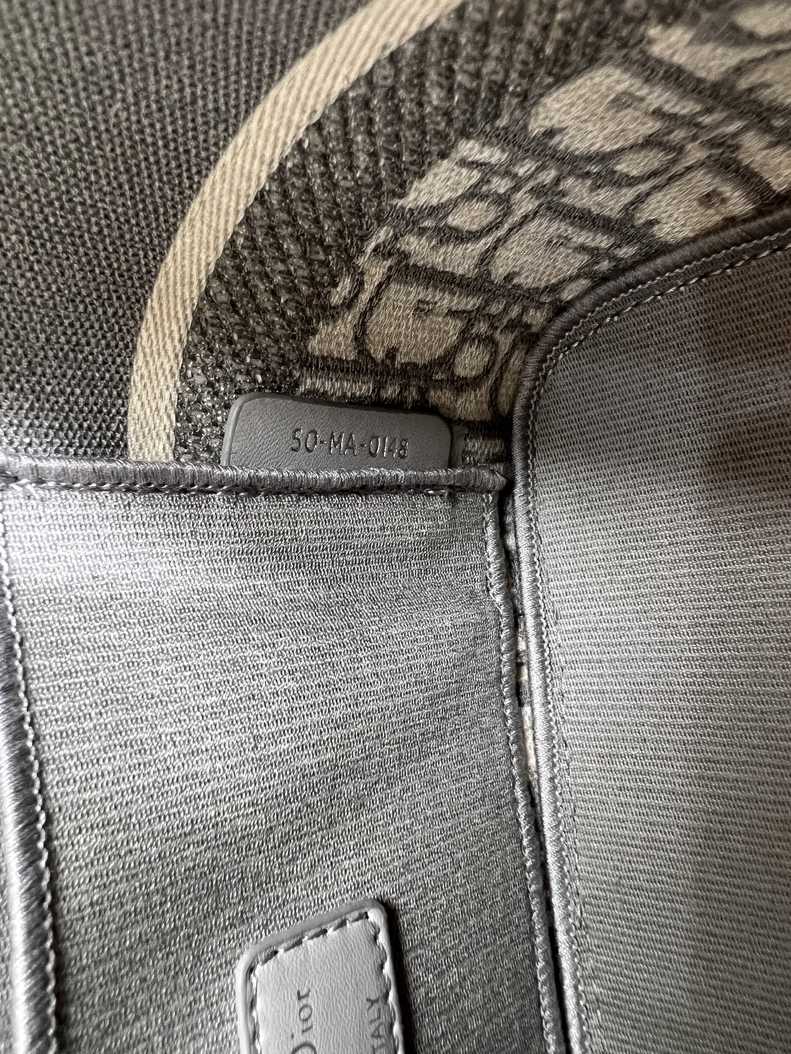 22cm Medium DiorTravel Vanity Case กระเป๋าใส่เครื่องสำอางใบกลาง จุของได้เยอะ มาพร้อมกับลวดลาย Oblique ปักอย่างประณีตและประดับด้วยสัญลักษณ์ Christian Dior Paris มาพร้อมสายสะพายและหูจับในตัว