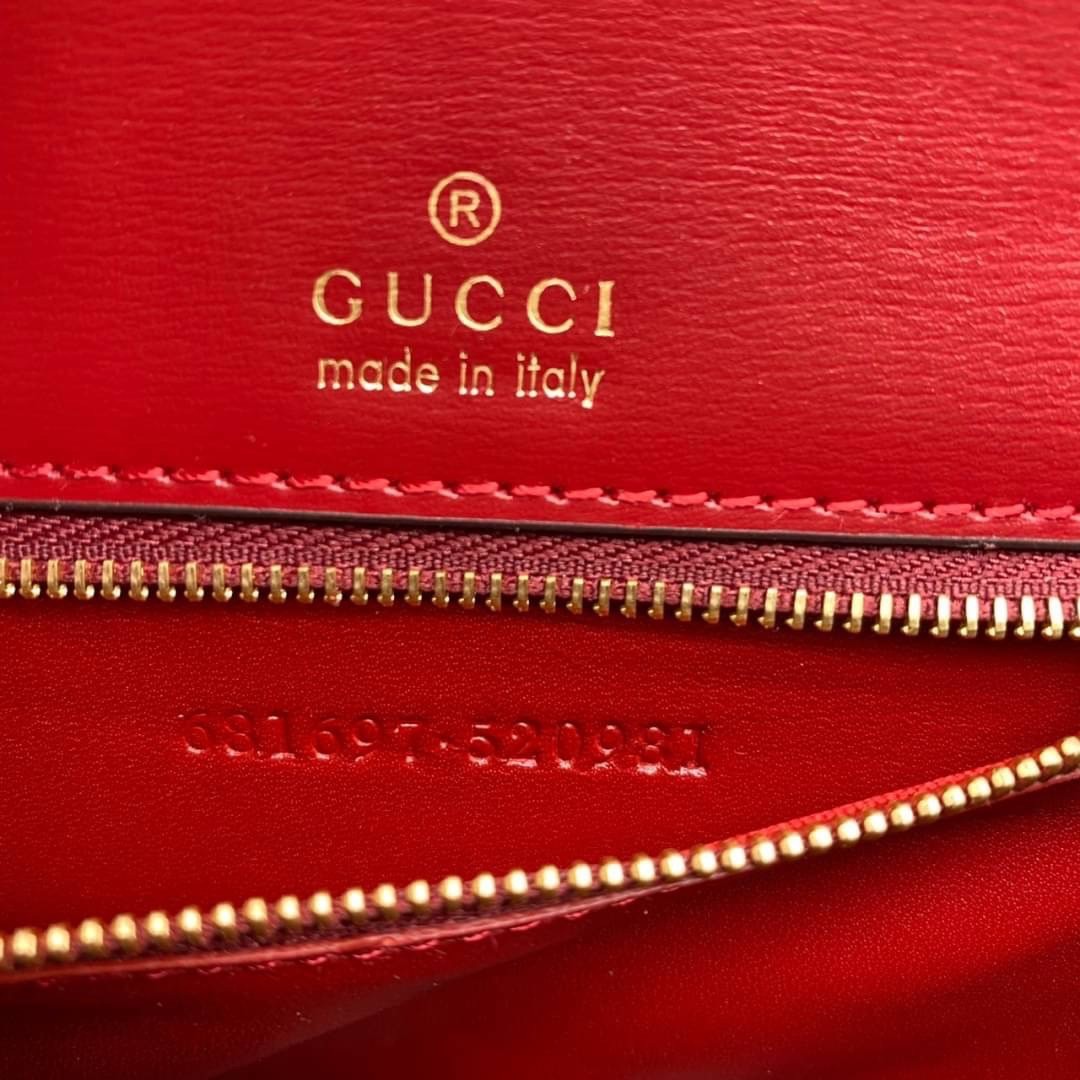 หนังแท้ GUCCI X BALENCIAGA THE HACKER PROJECT SMALL HOURGLASS (RED/GREEN) การสร้างสรรค์ที่มีเอกลักษณ์เฉพาะตัว โทนสีโดดเด่น แดง/เขียว วัสดุหนังแท้ทั้งใบ เกรดเทพออริจินอล ตอบโจทย์ได้ทุกลุค ทุกไลฟ์สไตล์ ใช้งานได้ง่ายคล่องตัว ภาพสินค้าถ่ายจากงานขายจริง ใช้งาน