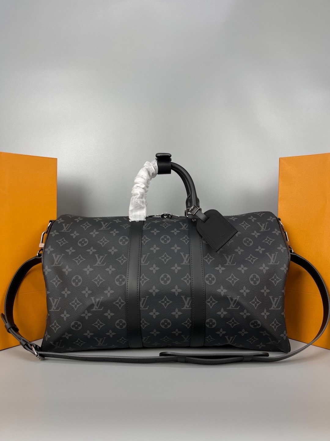 LV Keepall Bandoulière 45 Monogram Eclipse / Damier Graphite Canvas กระเป๋าเดินทางแบบดัฟเฟิล เป็นรุ่นที่เคียงข้างนักเดินทางรอบ สวยหรูโลกสง่างามตลอดกาล มีไว้ไม่มีเอาท์ เกรดท็อป ออริ เทียบแท้ 1:1 เกรดดีสุด
