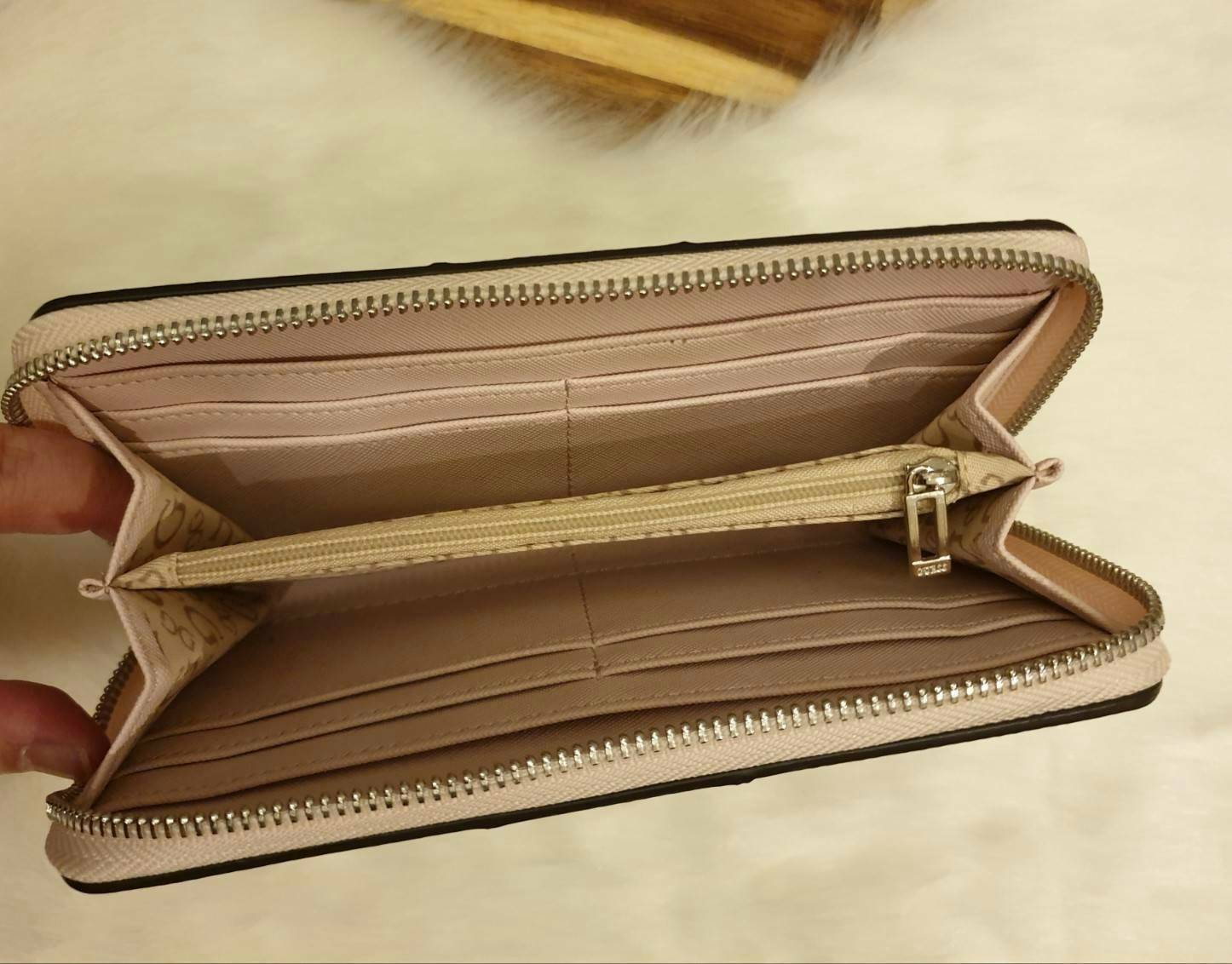 GUESS FACTORY WOMEN'S ZIP AROUND LONG WALLET กระเป๋าสตางค์หนังทรงซิปรอบลาย G ด้านหน้าติดโลโก้แบรนด์ด้วยโลหะสวยหรู ภายในมีช่องใส่ธนบัตร ช่องใส่บัตรหลายช่อง มีช่องซิปใส่เหรียญ สามารถใส่ไอโฟนพลัสได้ มีให้เลือกถึง 5 สี สวยคุ้ม น่าใช้มากๆค่า