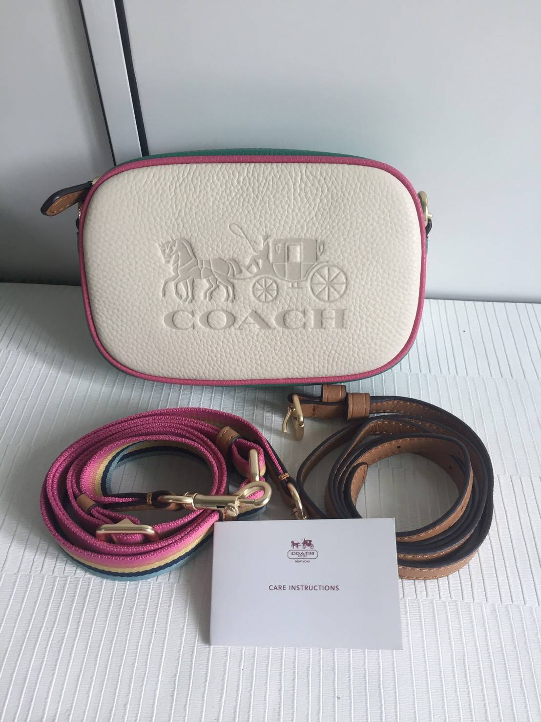 COACH JES CONVERTIBLE BELT BAG IN COLORBLOCK 2IN1 !! กระเป๋าคาดอก/สะพายข้าง ใช้ได้ถึง 2 แบบ!! คุ้มค่ามากที่สุด!! วัสดุหนัง pepble ดีไซน์เรียบ แต่หรู ภายในเป็นช่องโล่ง ใบนี้สาวๆที่ไม่ชอบพกของเยอะ เหมาะมากๆน้า 🙇♀️ ของดีราคาจับต้องได้ ไอเท็มนี