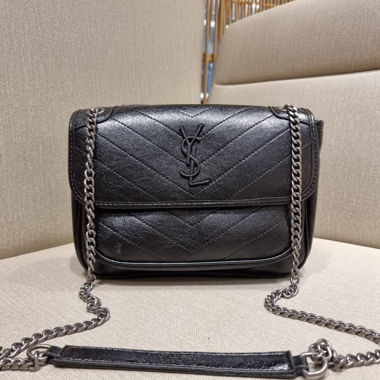 VIP 】หนังแท้ Yves Saint laurent shoulder bag กระเป๋าสะพายทรงคลาสสิค สุดฮอต ดีไซน์เรียบหรู วัสดุหนังแท้ขัดเงา สวย!! ใช้งานง่ายเพียงแค่เปิ-ปิดด้วยกระดุมแม่เหล็ก ภายในโล่งกว้าง จุของได้เลยสบายๆ กระเป๋าสตางค์ใบยาว มือถือ เครื่องสำอางค์ พาวเวอร์แบงค์ หรือจะ ga