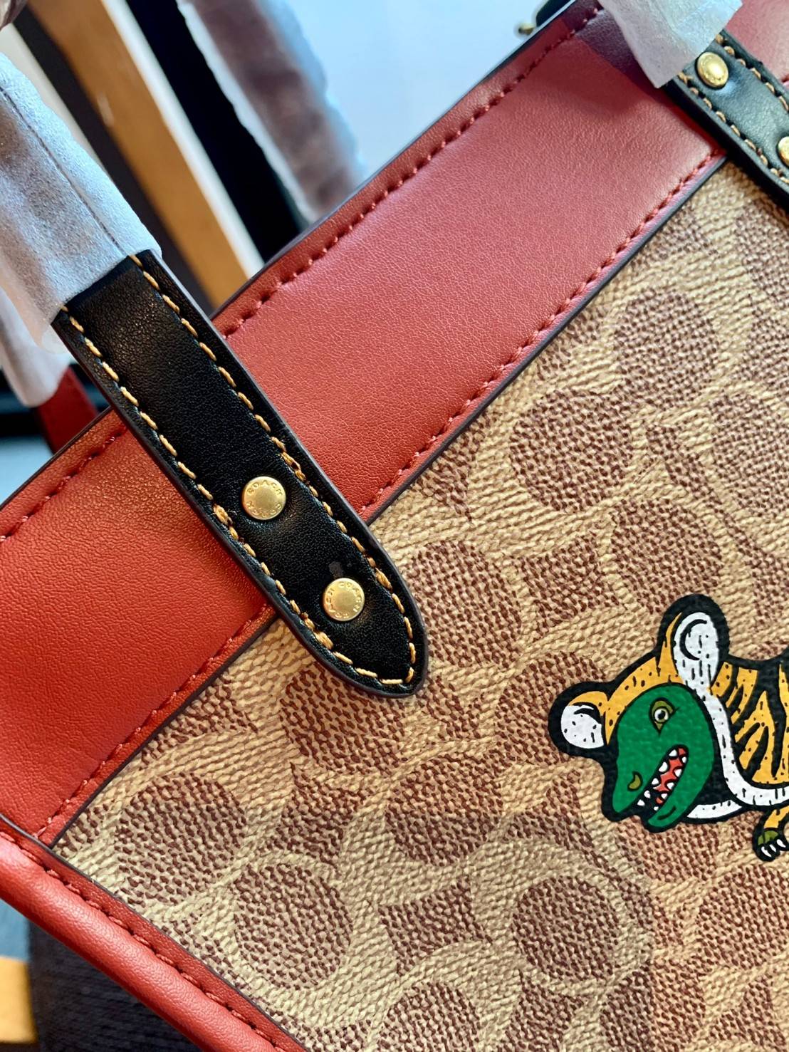 COACH LUNAR NEW YEAR FIELD TOTE 22 IN SIGNATURE CANVAS WITH TIGER REXY ((C7767)) 📌พร้อมส่งที่ไทย ต้อนรับปีเสือนี้กันค่าา! กระเป๋าทรงTote หนังแท้สวย 🔺ด้านหน้า สกรีนลาย Tiger Rexy อันเป็นสัญลักษณ์ประจำปีกันเลยค่ะ ปากกระเป๋าเปิดปิดแบบกระดุมแม
