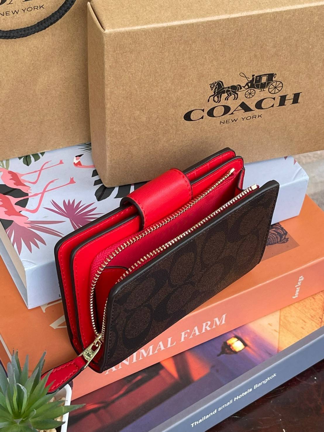 COACH MEDIUM CORNER ZIP WALLET IN SIGNATURE CANVAS กระเป๋าสตางค์ขนาดกลางที่ถือว่าเป็นไอเทม Must Have ของทุกเพศทุกวัยที่ต้องพกติดตัวไว้ตลอดเวลา เพราะนอกจากจะช่วยจัดเก็บเงิน บัตรประชาชน บัตรเครดิตและต่าง ๆ ให้เป็นระเบียบเรียบร้อยยังต้องคำนึงถึงประโยชน์ใช้สอ
