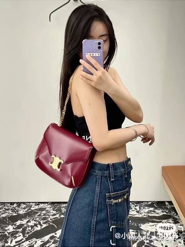 CELINE chain besace triomphe in shiny calfskin กระเป๋าสะพายสายโซ่ซีลีน รุ่นใหม่ล่าสุด อีกหนึ่งรุ่นในซีรีส์ Triomphe ที่ได้รับความนิยมอย่างมาก ด้วยรูปร่างทรงโค้งมนมีความคลาสสิกตามแบบฉบับแบรนด์