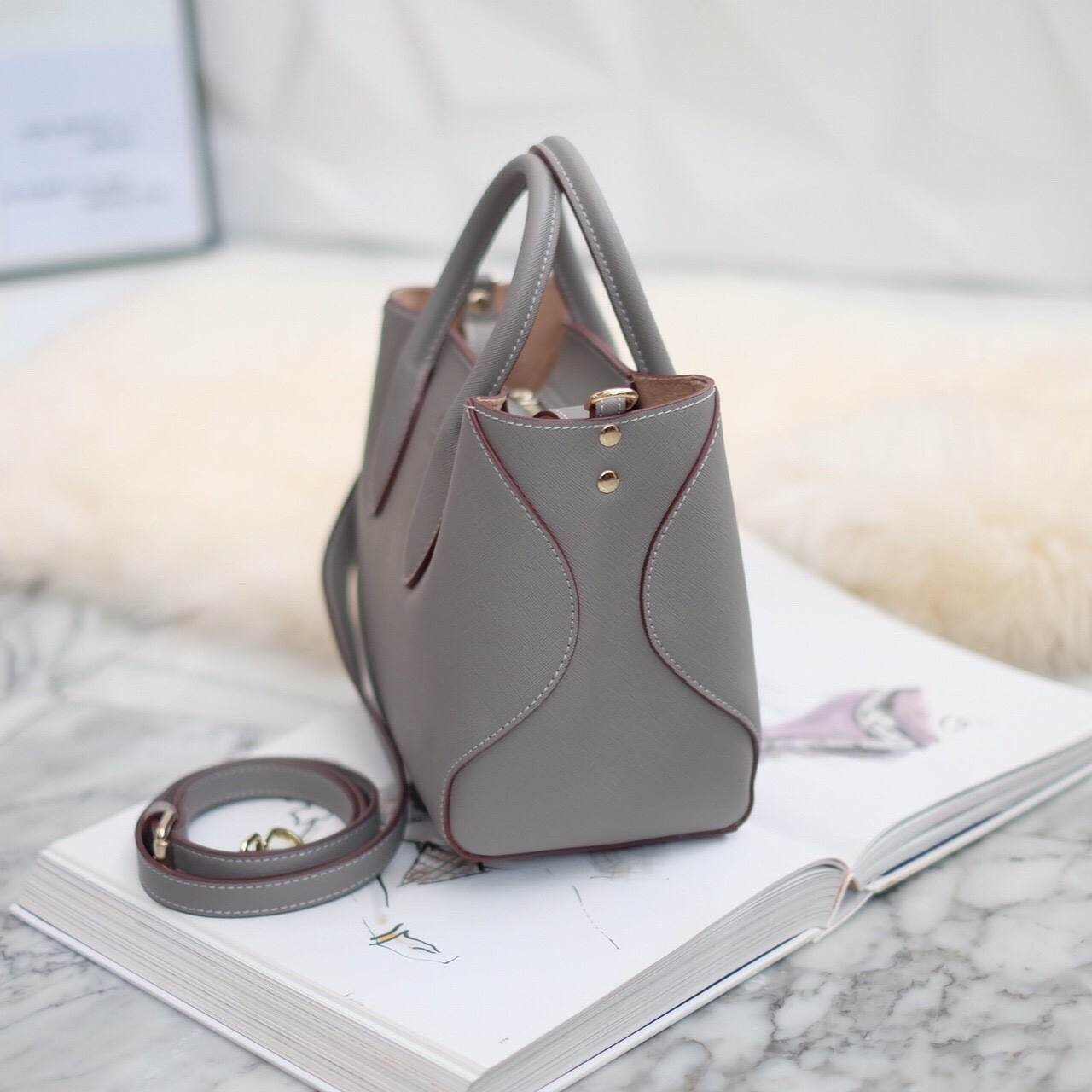 KEEP รุ่น COZY สวย ตอบโจทย์ ด้วยรูปทรงที่ เรียบหรู ทรงกระเป๋า ปรับได้ 2 แบบ เก็บทรง หรือ ขยายทรงได้ ตอบโจทย์ทุกการใช้งาน หนังกระเป๋า Saffiano อย่างดี ภายใน บุด้วย ผ้า Craft เอกลักษณ์เฉพาะ ทำให้ กระเป๋าเบา และ เพิ่มความสวยงาม ภายใน ทำช่อง แยก เฉพาะ สำหรับเ