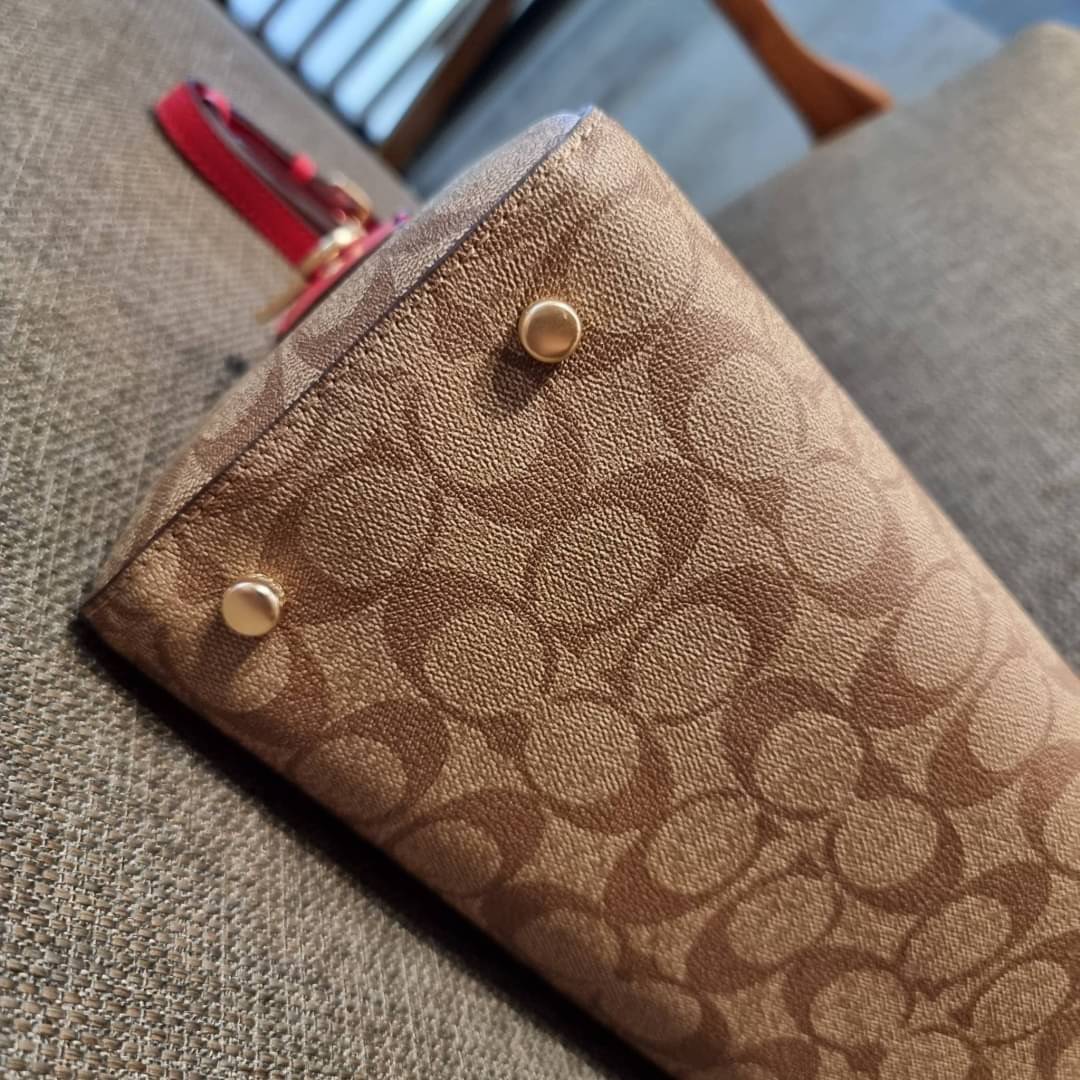 COACH F83607 ROWAN SATCHEL IN SIGNATURE CANVAS กระเป๋าทรงหมอนยอดฮิต คลาสสิคใช้งานได้ไม่มีเบื่อ มาครบสีขายดี ด้วยรูปทรงสวยงาม และใช้งานได้อย่างกระฉับกระเฉง วัสดุหนังแคนวาสเคลือบลาย ทนทาน ภายในโล่งกว้าง มีช่องซิปและแบ่งสัดส่วนได้ลงตัว บอกเลยว่าสาวๆพลาดไม่ได