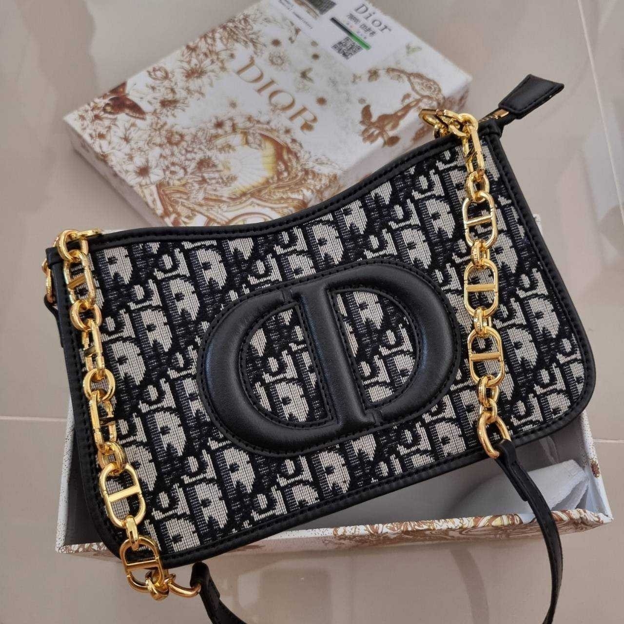 CD SIGNATURE HOBO MINI BAG กระเป๋าสะพายซิกเนเจอร์ โดดเด่นด้วยโลโก้เอกลักษณ์