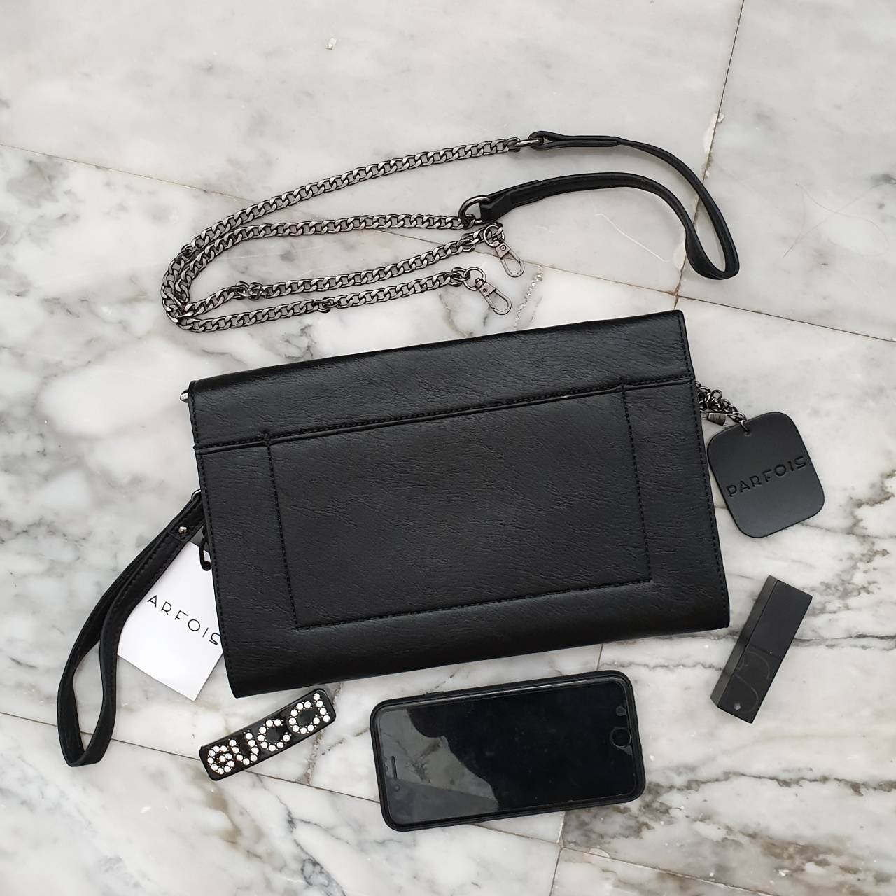 🌵รุ่นมาใหม่งานสวยมาก หนังนิ๊ม นิ่ม *หนังวัวแท้ เอาใจสาวๆ ที่ต้องการหากระเป๋าสะพายทรงนี้ สีดำ อะไหล่ดำ เรียบหรูมากคะ จากแบรนด์ Parfois ตัวกระเป๋าสะพาย ปรับเก็บสายถือเป็น clutch bag ได้คะ มีสายคล้องข้อมือ ขนาดกะทัดรัด พร้อมช่องแยกเก็บของช่องใหญ่ ใส่