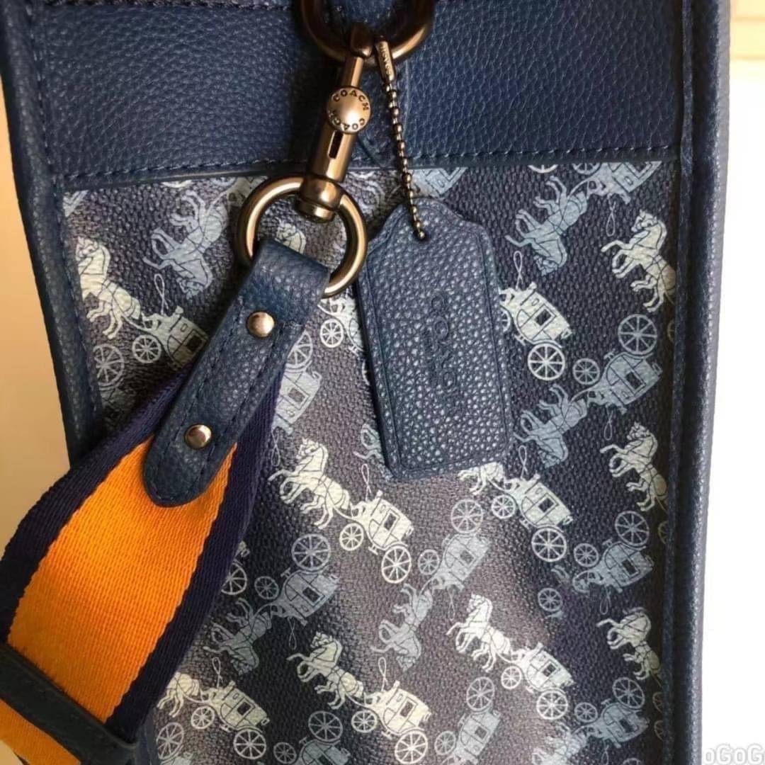 OUTLET 】Coach Field Tote With Horse And Carriage Print พร้อมส่งที่ไทย 89143 Blue True Blue Field Tote
