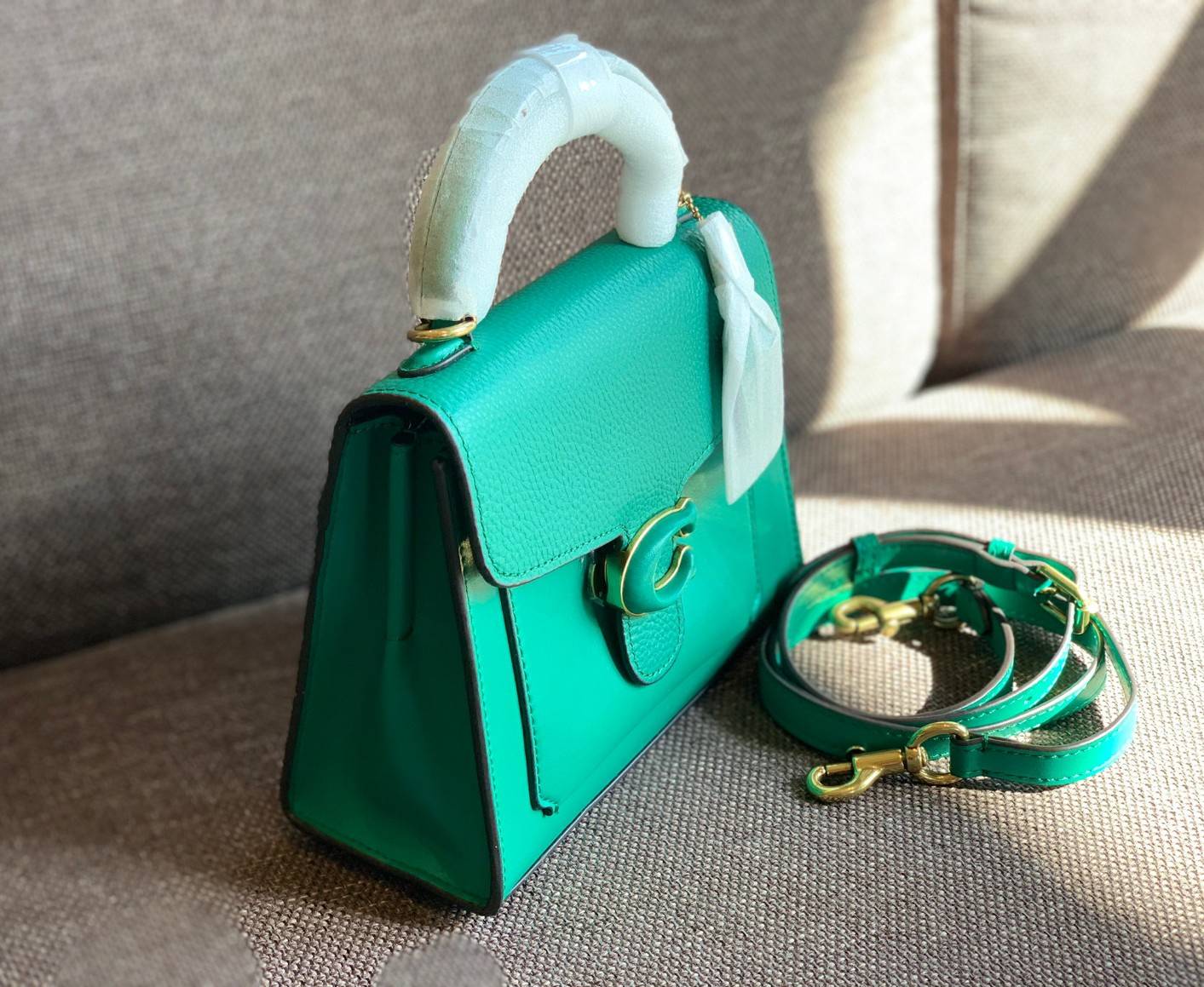 COACH TABBY TOP HANDLE 20 พร้อมส่งที่ไทยค่ะ! กระเป๋าหิ้ว//สะพายข้างได้ หนังแท้อย่างดี กหนึ่งใบทำหนังสองลายได้อย่างสวยงาม พร้อมโลโก้รุ่นใหม่ล่าสุดดูดีมากๆค่ะ เปิดปิดกระเป๋าแบบกดล็อค ภายในมีช่องหลักสองช่อง ใส่มือถือได้ทุกรุ่น;กระเป๋าเงินใบกลางได้;ของจำเป็นจ