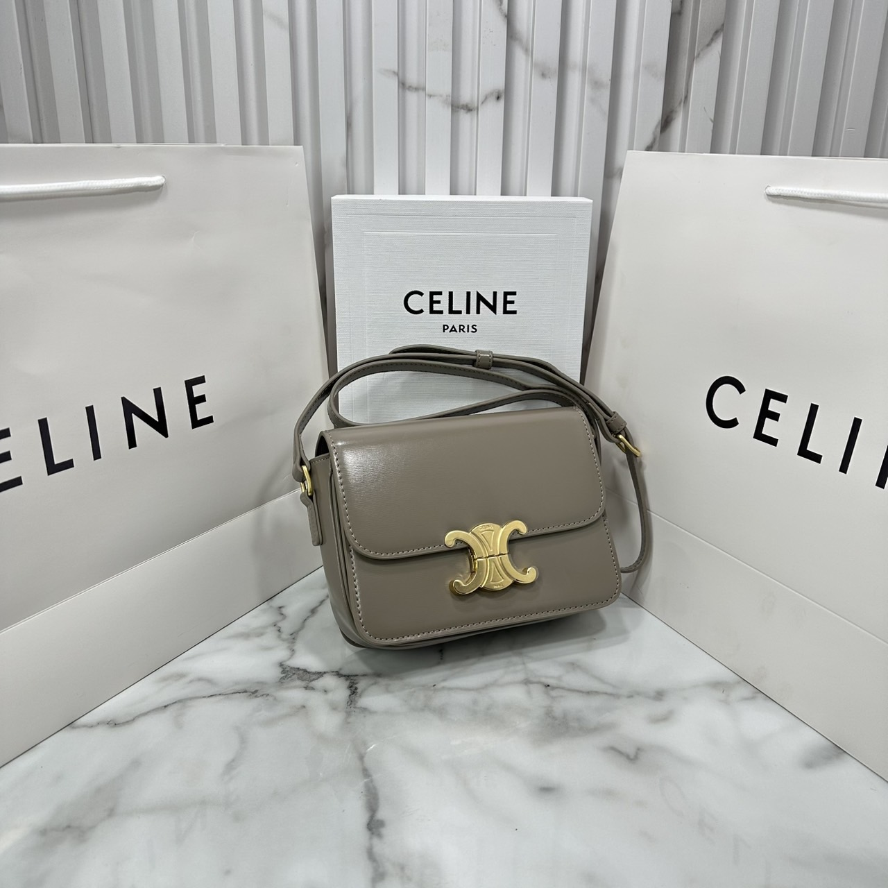 ORI หนังแท้ | 7" CELINE TRIOMPHE TEEN BAG in glossy leather กระเป๋าสะพายรุ่นยอดนิยม ถ่ายทอดให้เห็นถึงแก่นแท้ของสไตล์แบบ CELINE งานหนังเรียบเงาสวยหรูหรา