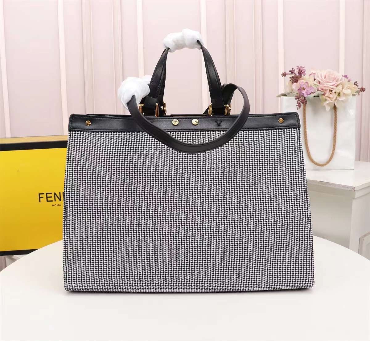 FENDI PEEKABOO X-TOTE BAG 40cm เกรดเทพออริจินอล FENDI MONOGRAM SHOPPING BAG สวยมงลงมากค่ะ กระเป๋าสะพายข้างได้ ถือได้ ใบใหญ่ลายโมโนแกรม FF สวยมากทรงนี้ใช้เป็น everyday bag ได้ จุใจใส่ของได้เยอะ ตัวกระเป๋าผลิตจากผ้าทออย่างดี อยู่ทรงสวย ภายในโล่ง สวยหรู ดูดี
