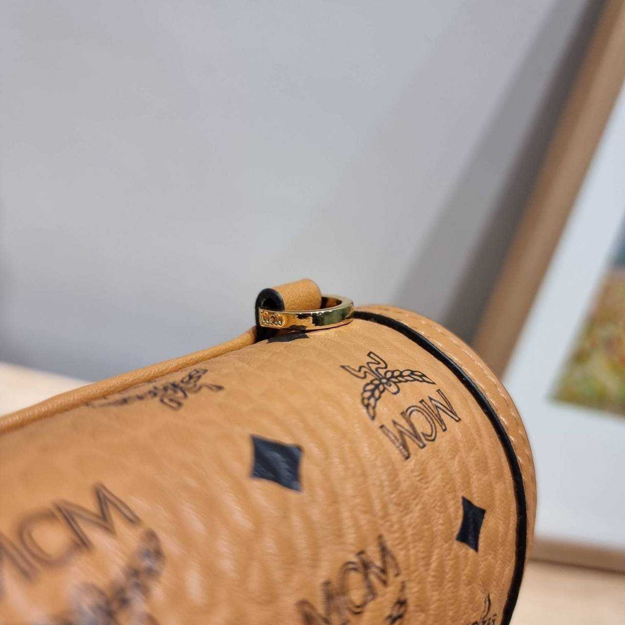 M.C.M CROSSBODY PHONE CASE IN VISETOS กระเป๋าสะพายข้าง สำหรับใส่ gadget คูลๆอย่างโทรศัพท์มือถือ ให้หนุ่มๆพกพาไปไหนๆได้สะดวก คล่องตัวกว่าเดิม เกรดออริ ท็อป 1:1 เกรดดีสุด สลับแท้